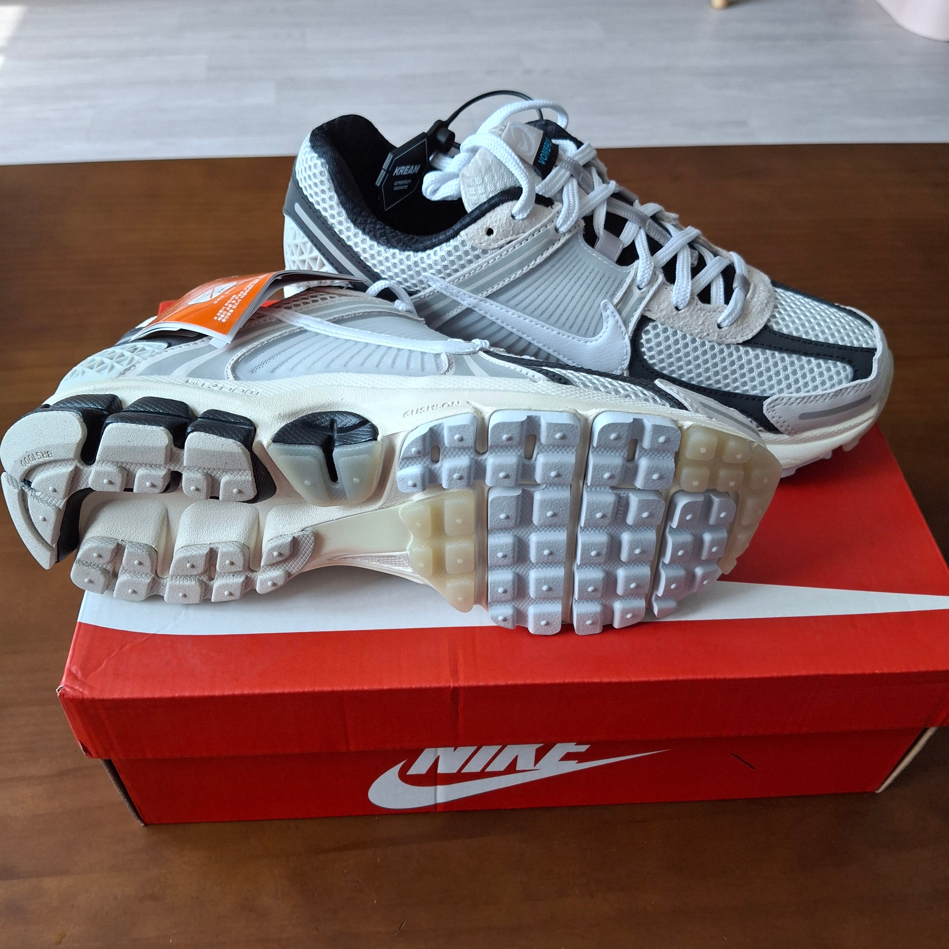 Nike Zoom Vomero 5 Light Bone and Black 착용 스타일 - 2