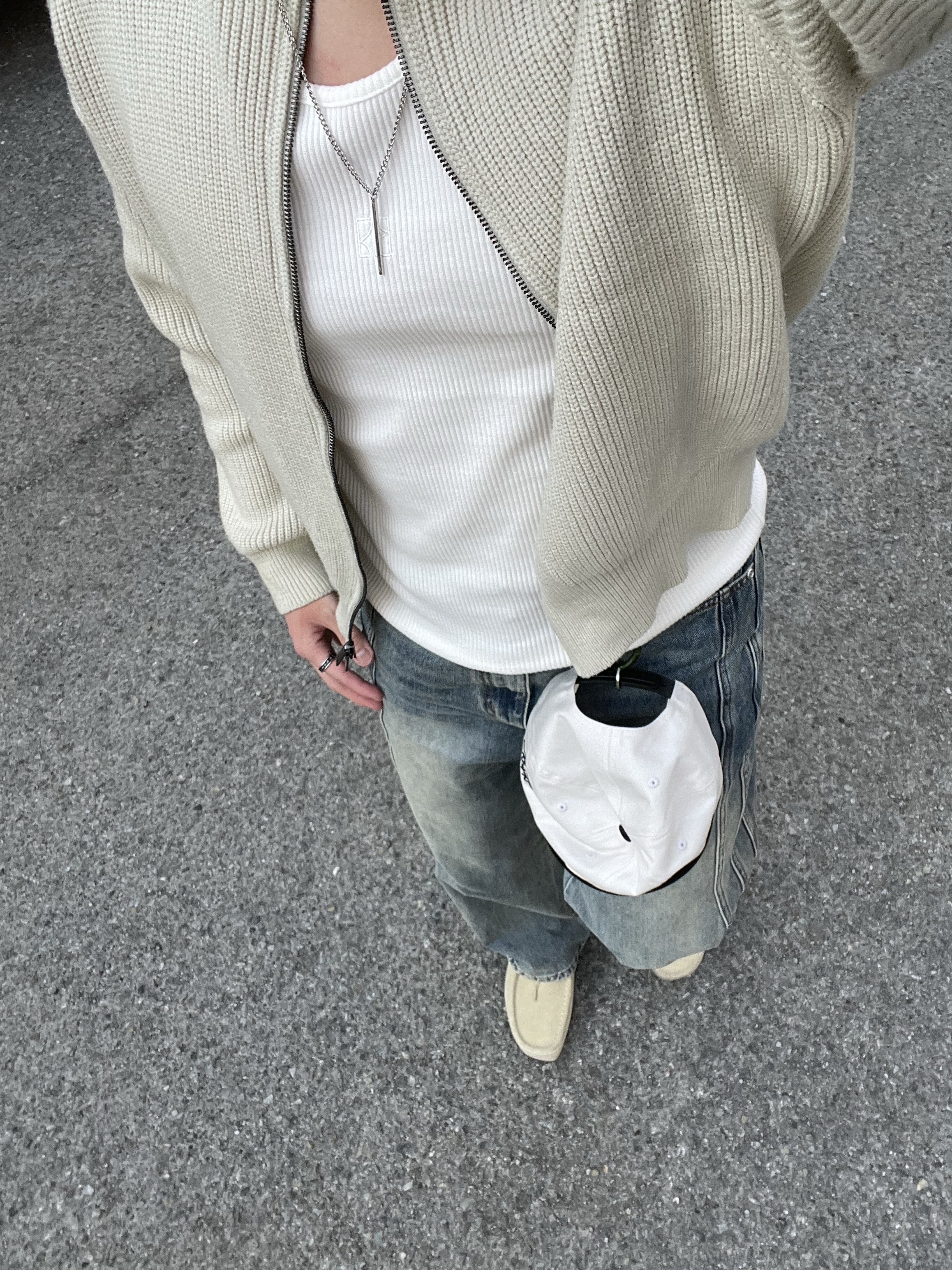 Clarks Wallabee Maple Suede, Stussy Chenille S Low Pro Cap Natural 착용 스타일 - 1