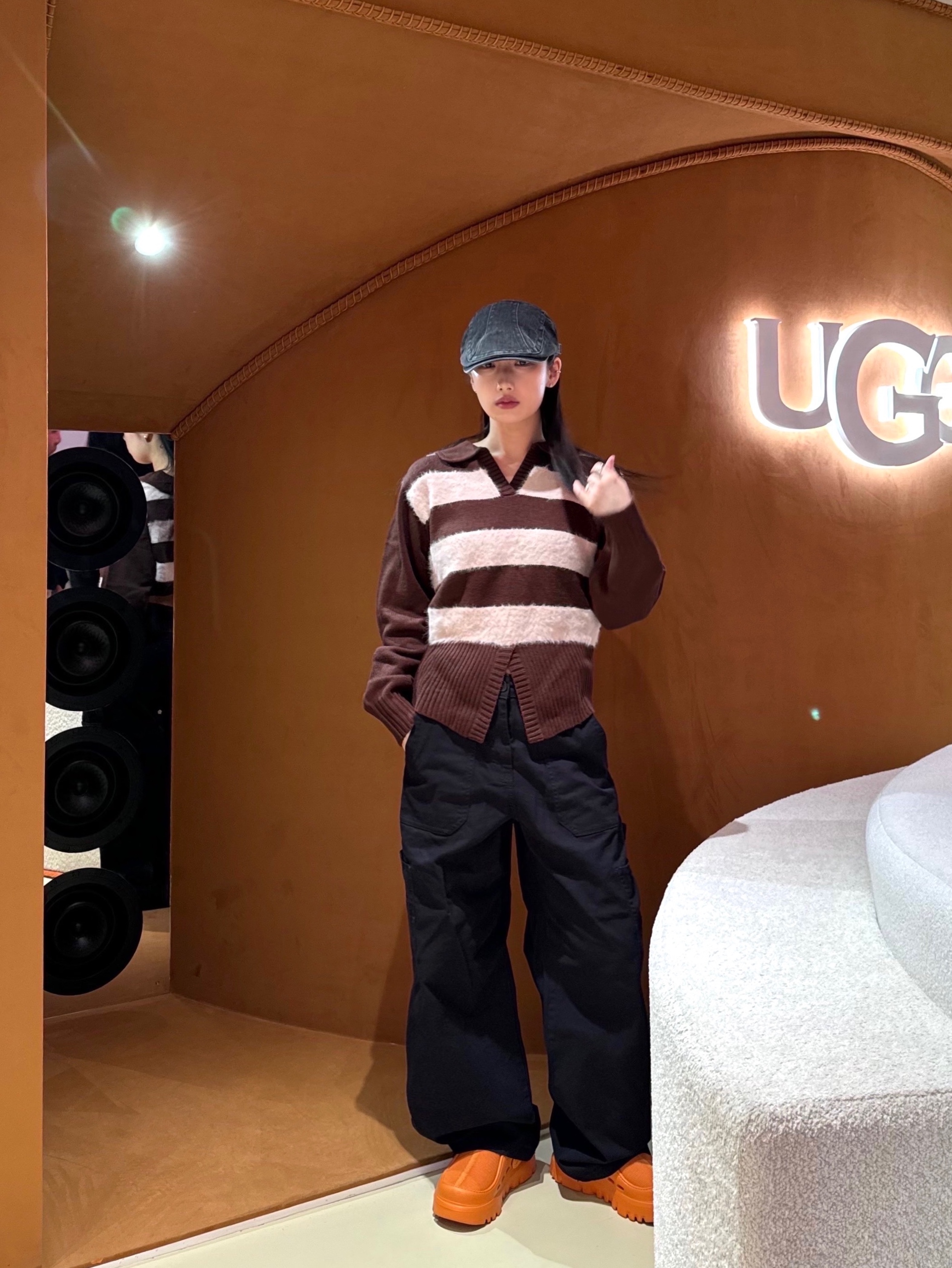 (W) UGG GoldenRise Sandal Black, (W) UGG GoldenRise Sandal Mustard Seed 착용 스타일 - 3