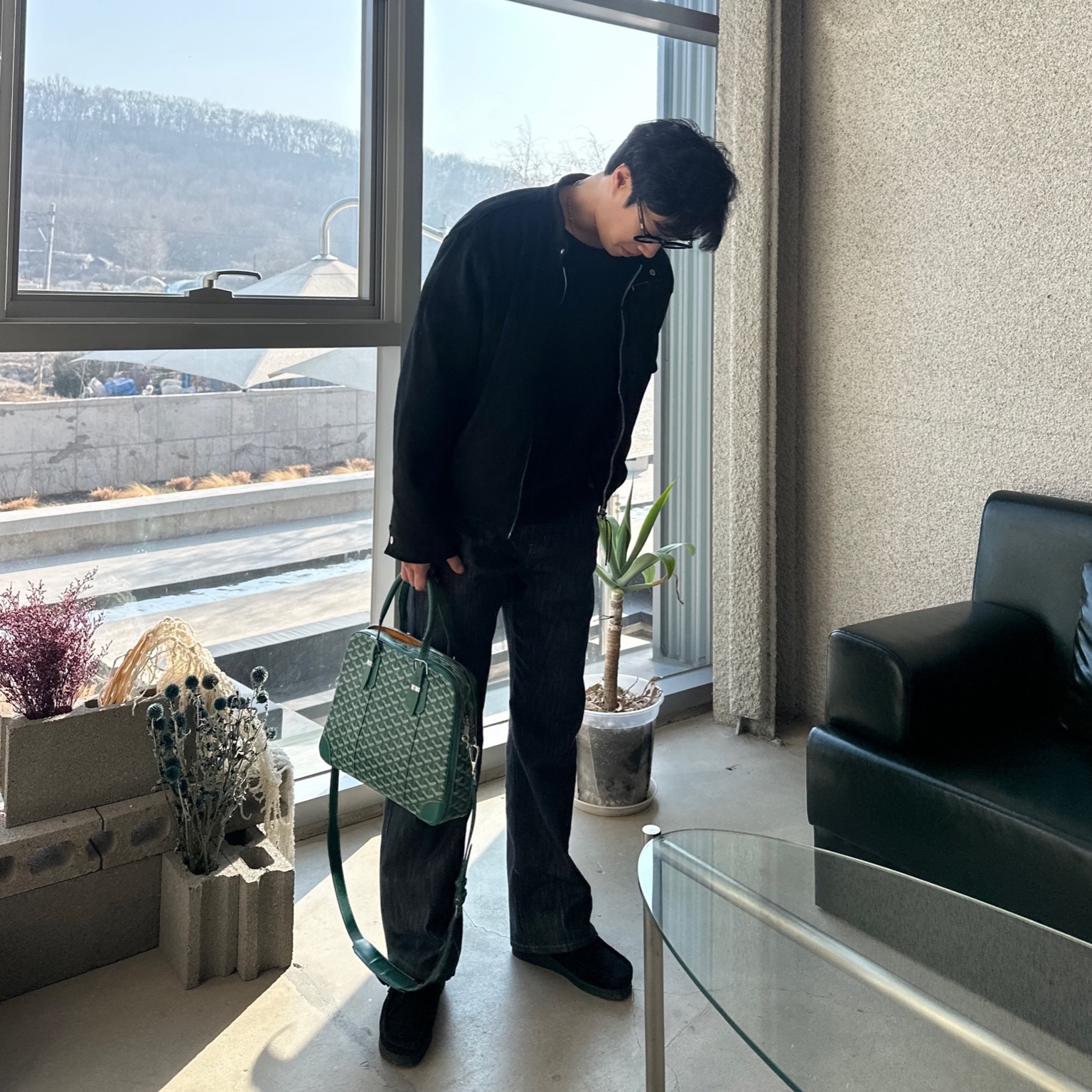 Clarks Wallabee Black Suede, Goyard Ambassade PM Document Case Green 착용 스타일
