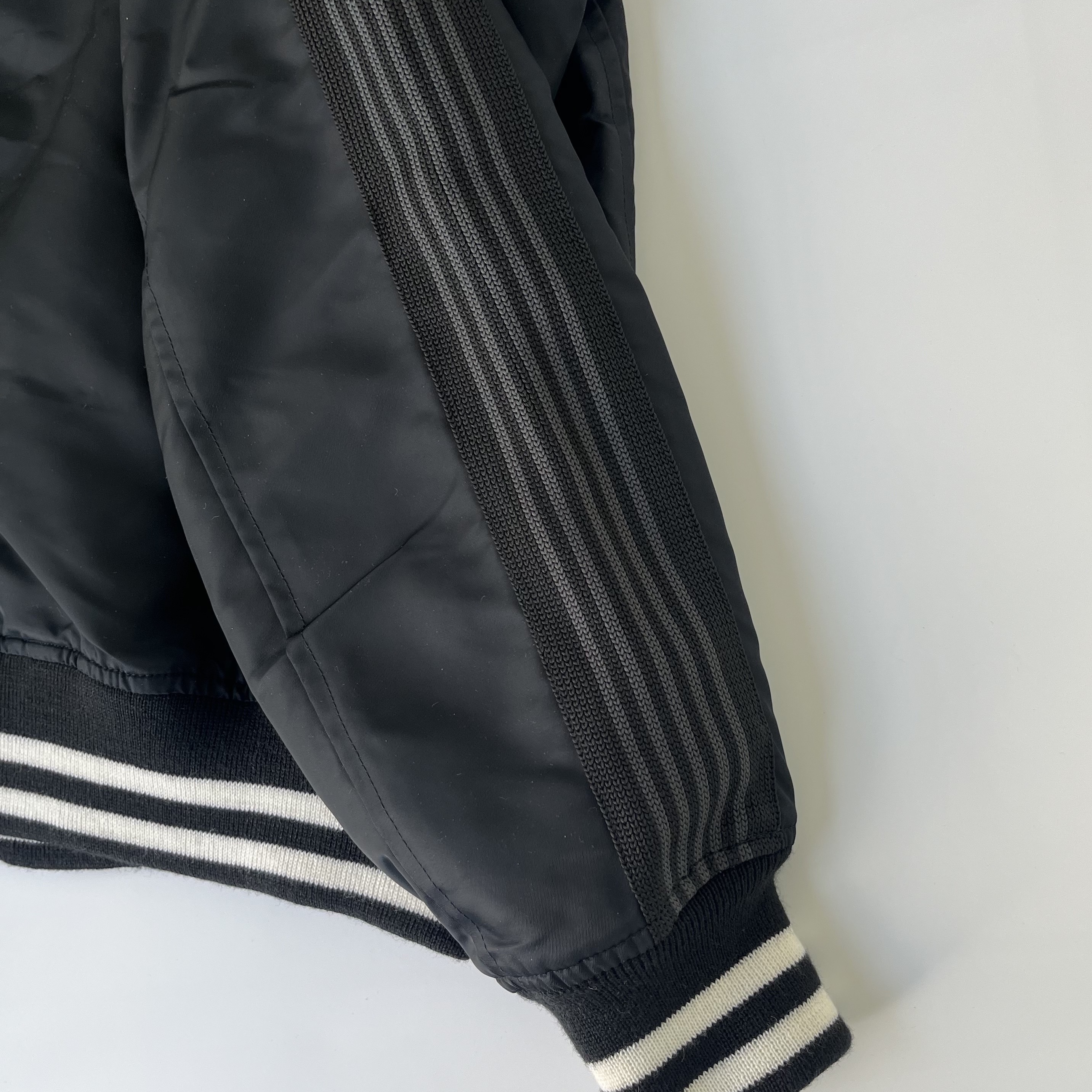 Needles x Beams Nylon Stadium Jacket Black 착용 스타일 - 6