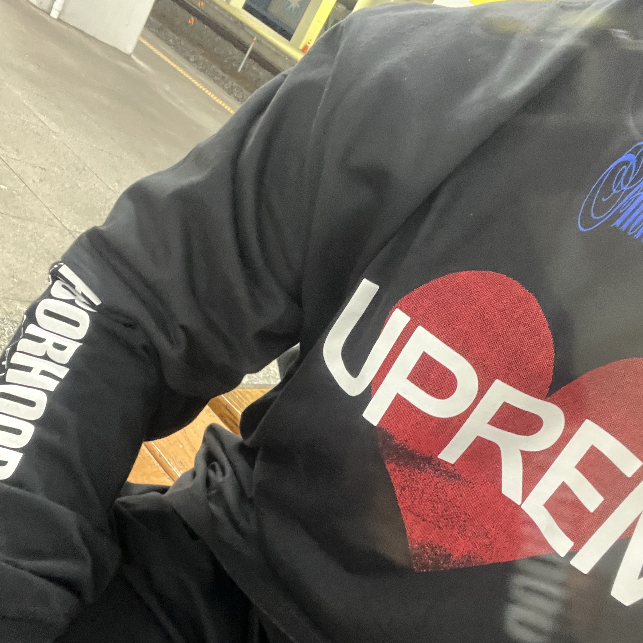 Supreme Announcing T-Shirt Black - 25SS 착용 스타일 - 5
