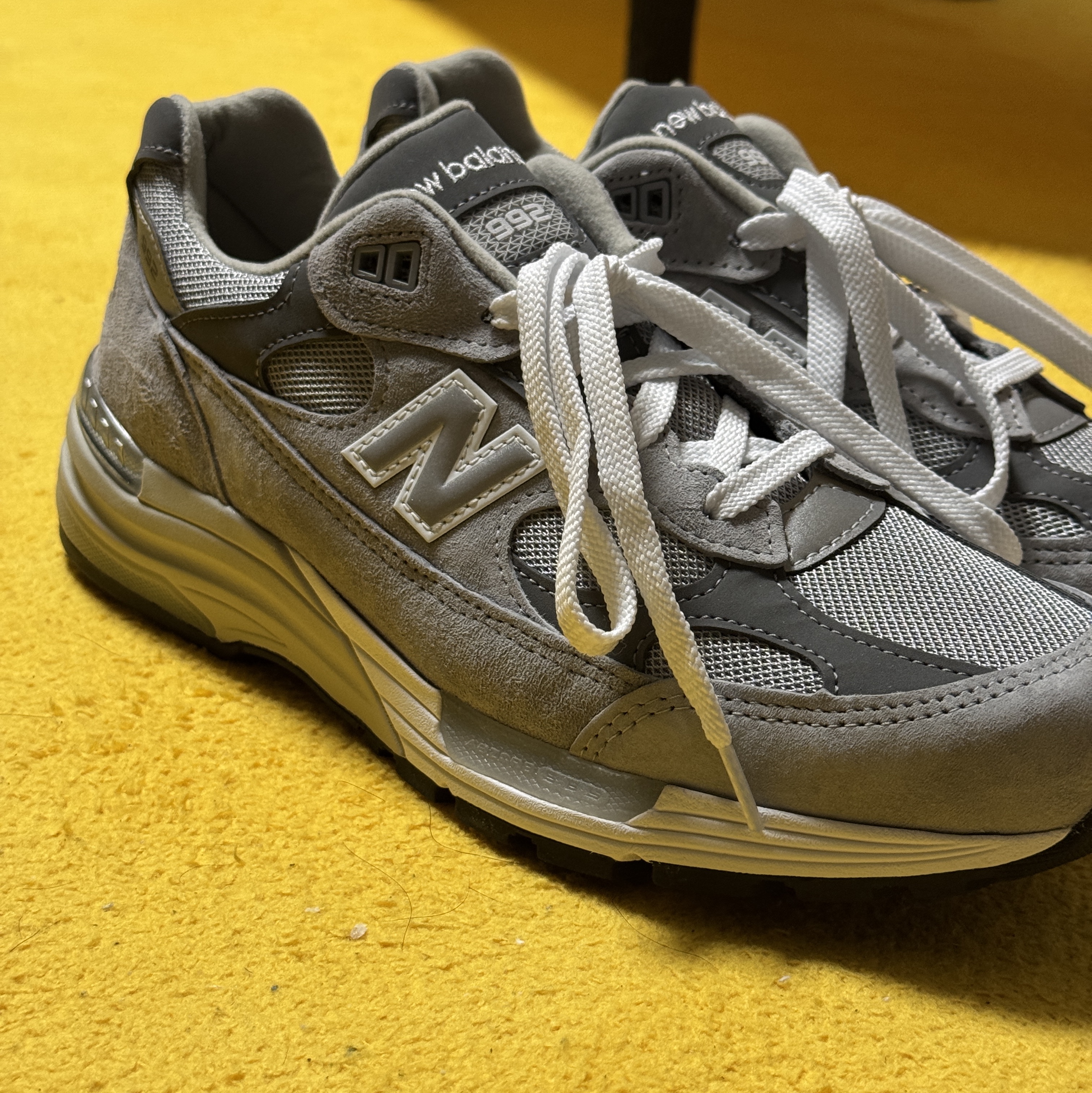 New Balance 992 Made in USA Core Grey Silver Metallic 착용 스타일 - 2