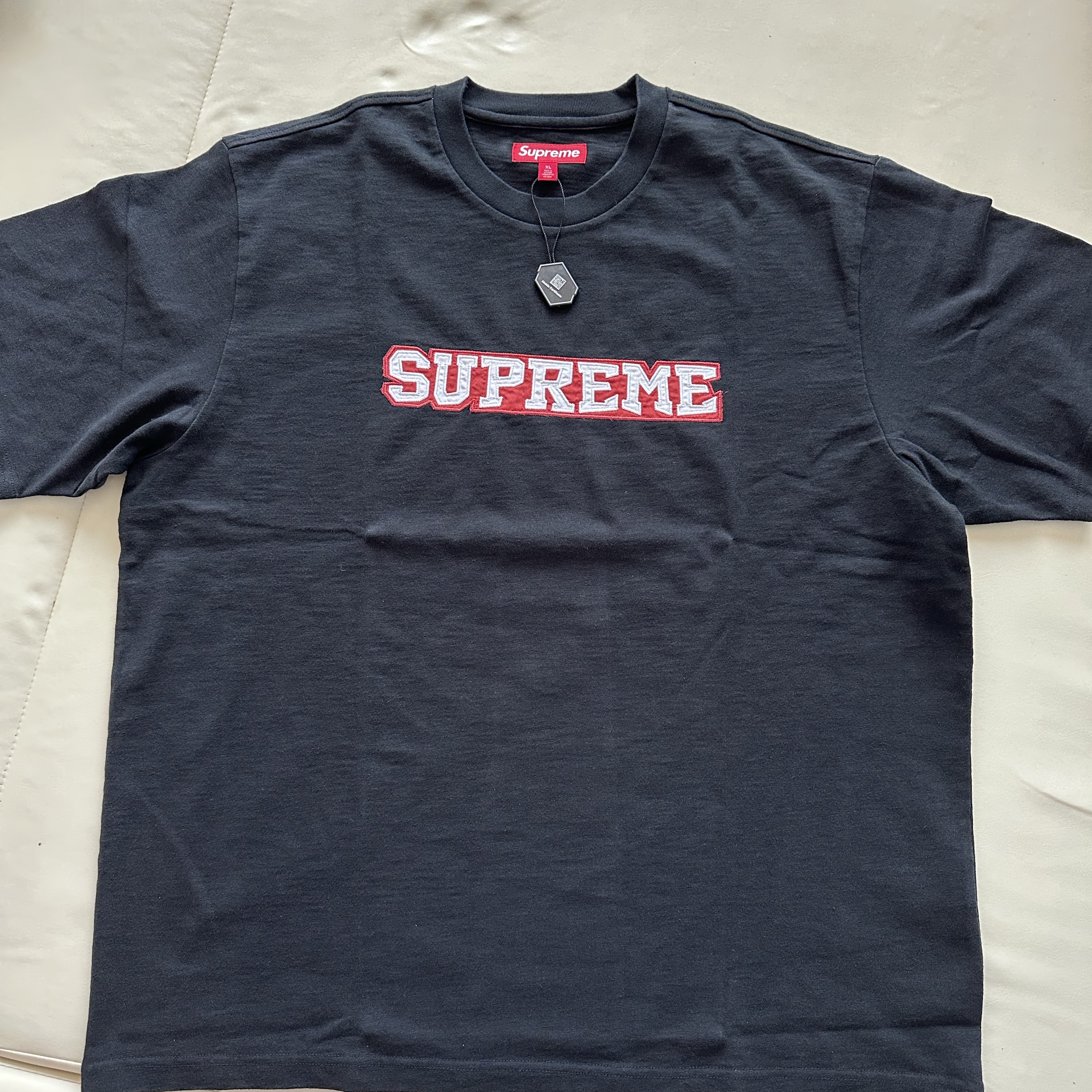 Supreme Satin Applique S/S Top Black - 25SS 착용 스타일