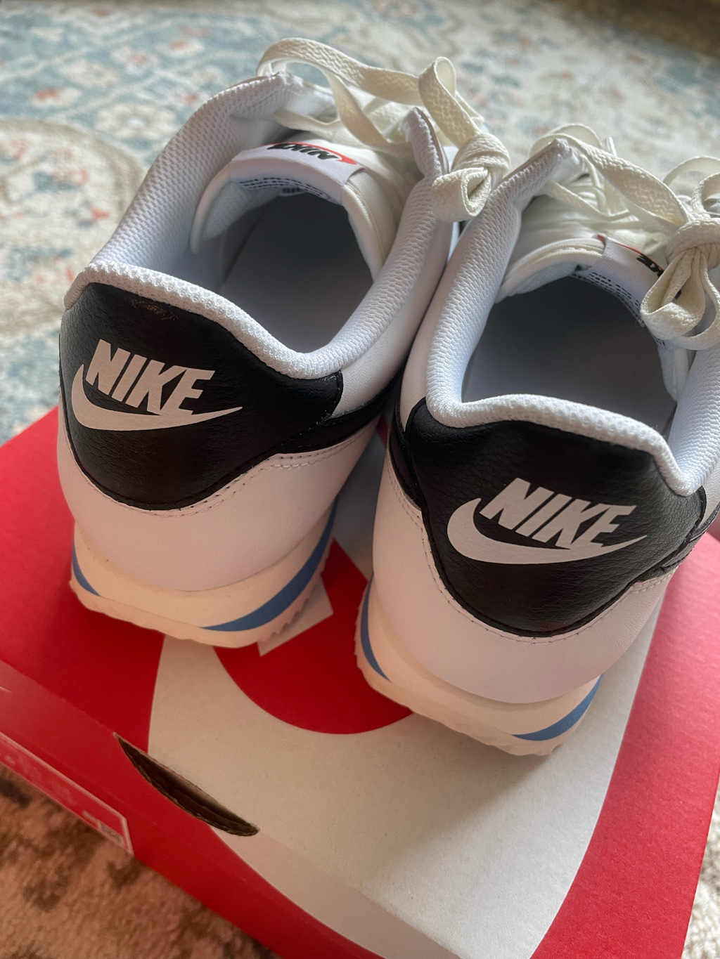 Nike Cortez White and Black 착용 스타일 - 5