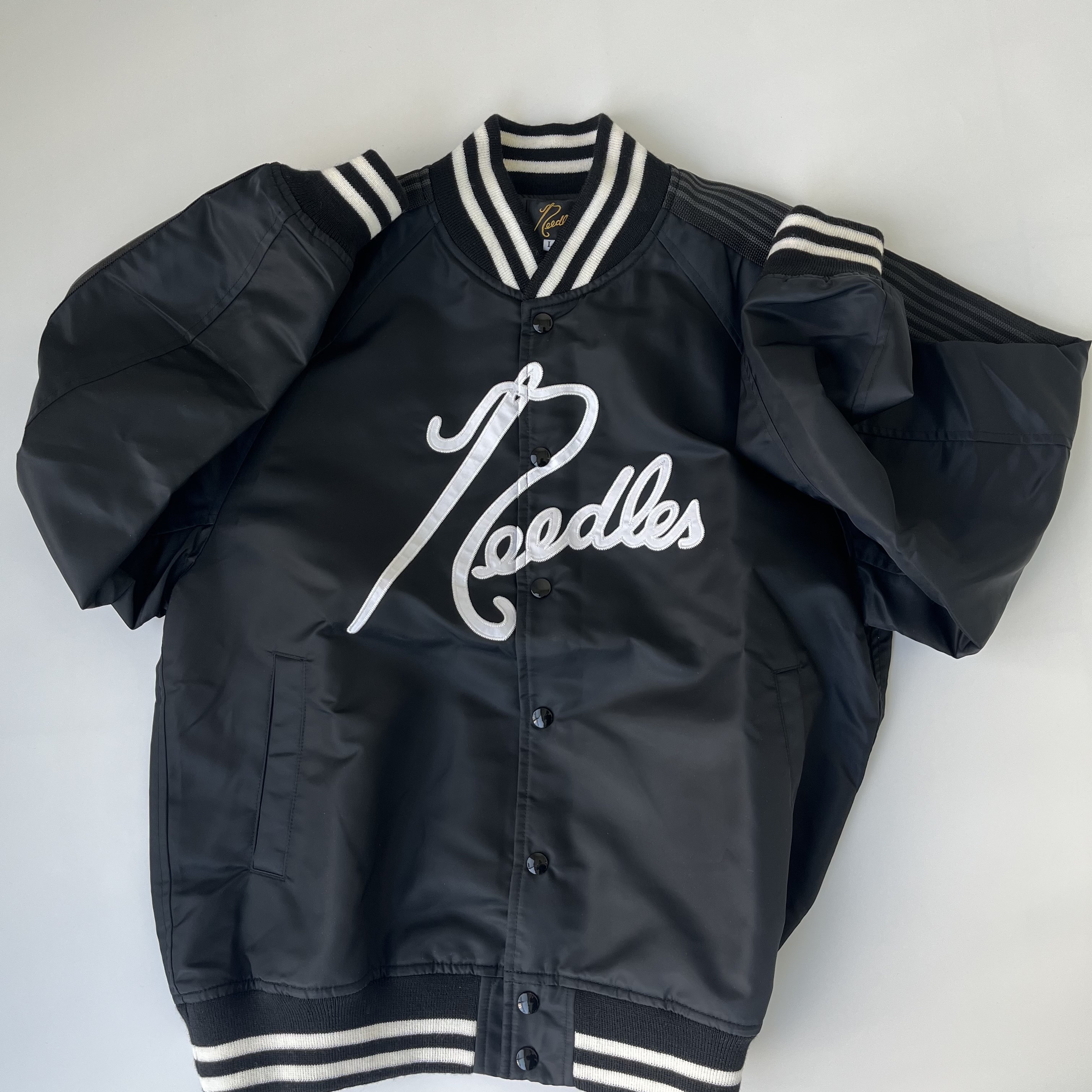 Needles x Beams Nylon Stadium Jacket Black 착용 스타일 - 4