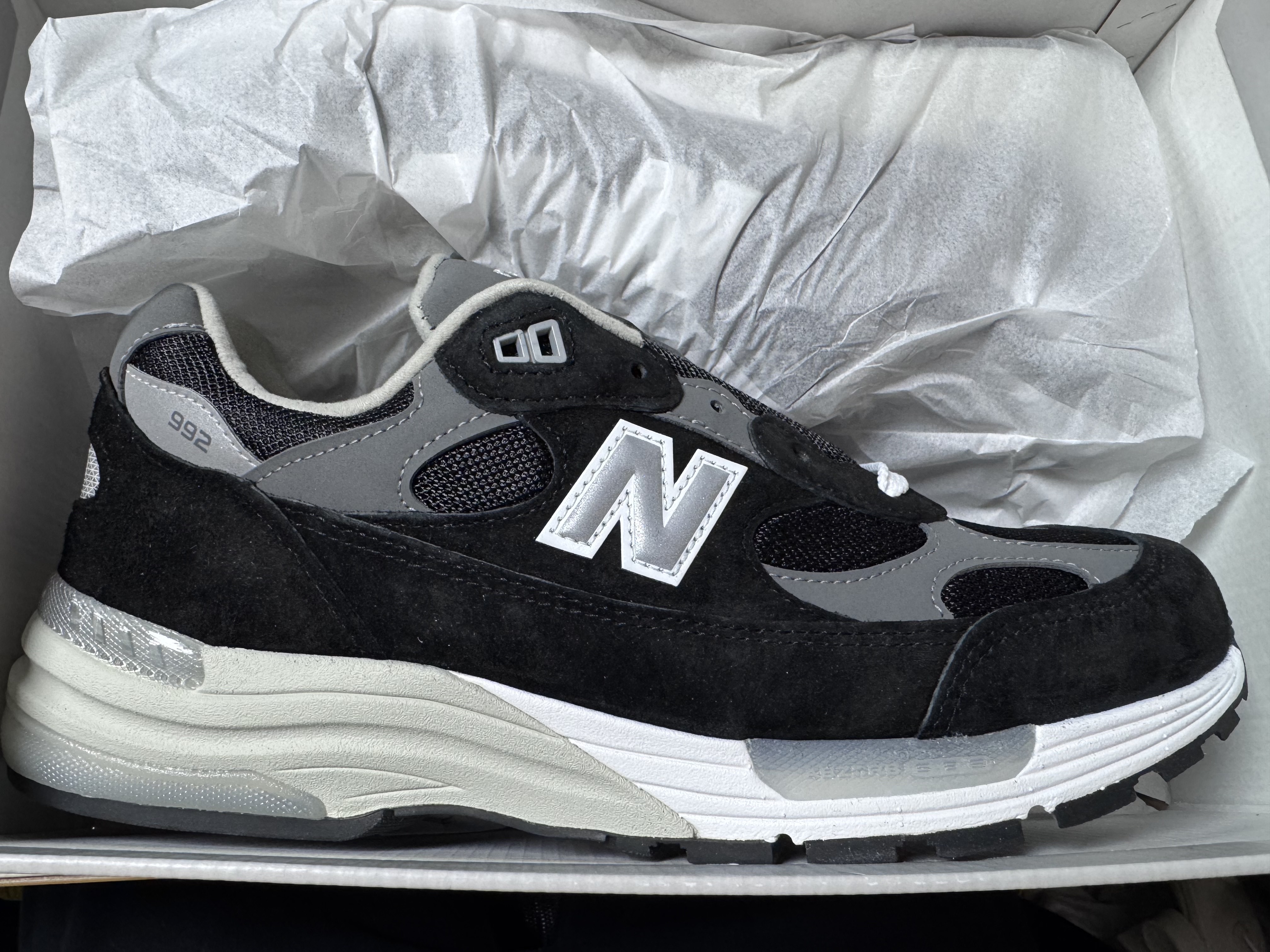 New Balance 992 Made in USA Core Black Grey 착용 스타일 - 1