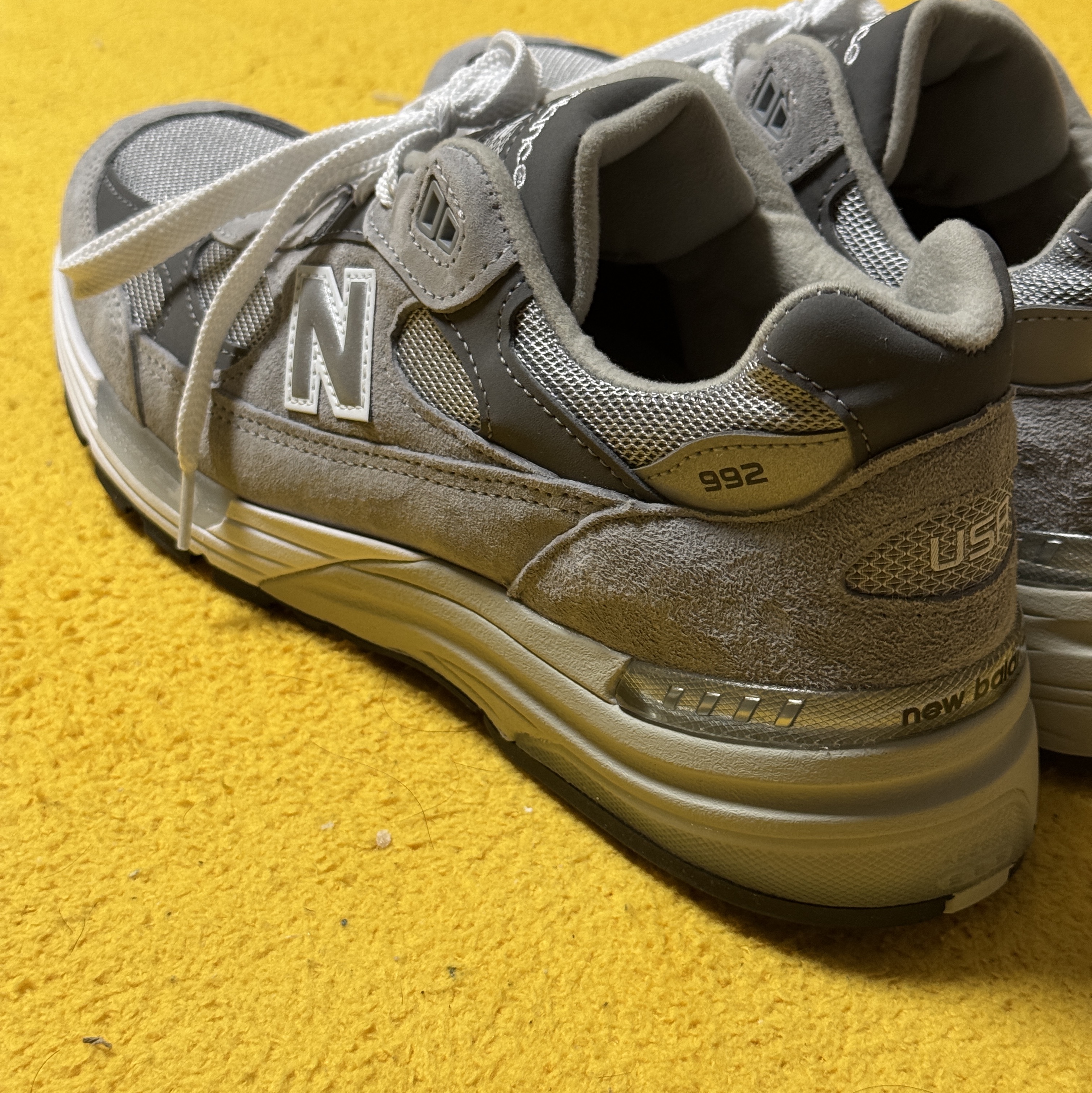 New Balance 992 Made in USA Core Grey Silver Metallic 착용 스타일 - 1