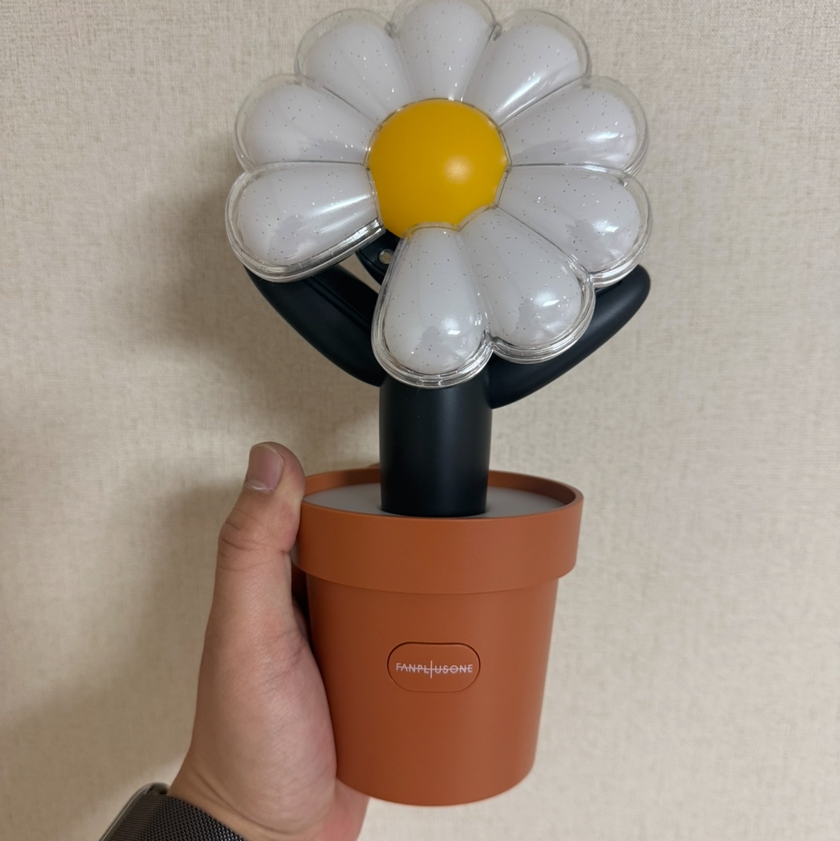 G-DRAGON Ubermensch Official Light Stick Cradle 착용 스타일