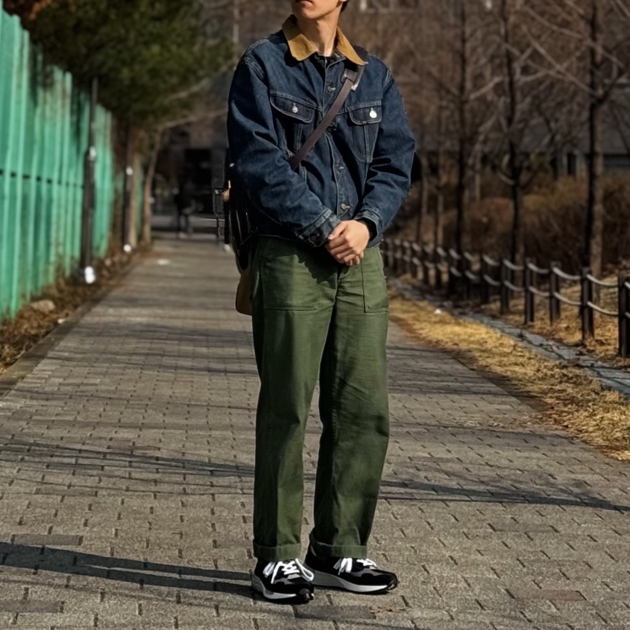 뉴발란스 992 메이드 인 USA 코어 블랙 그레이 착용 스타일 - 5