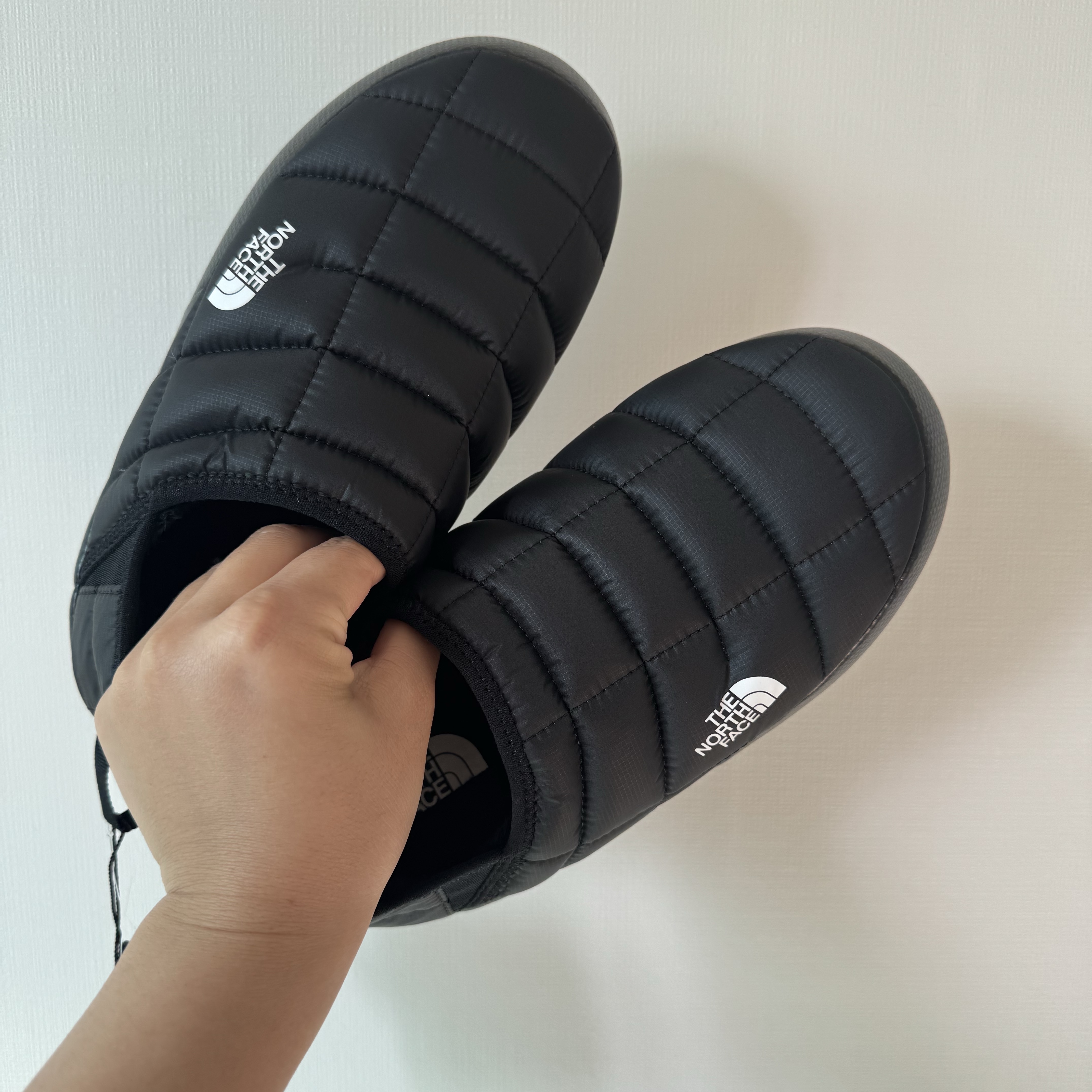 (W) 노스페이스 써모볼 트랙션 뮬 V 블랙 착용 스타일