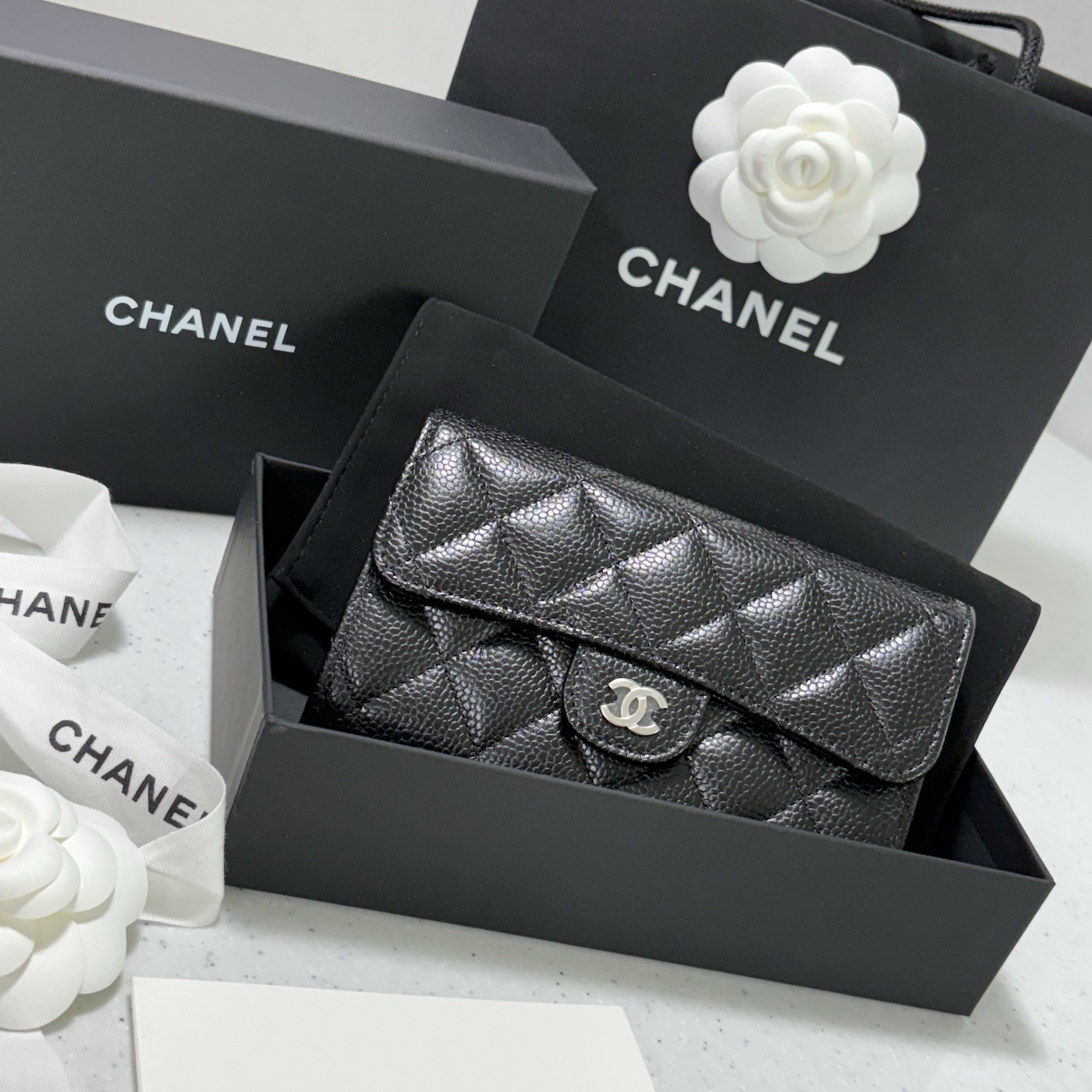 Chanel Classic Flap Wallet Grained Calfskin & Silver Black 착용 스타일