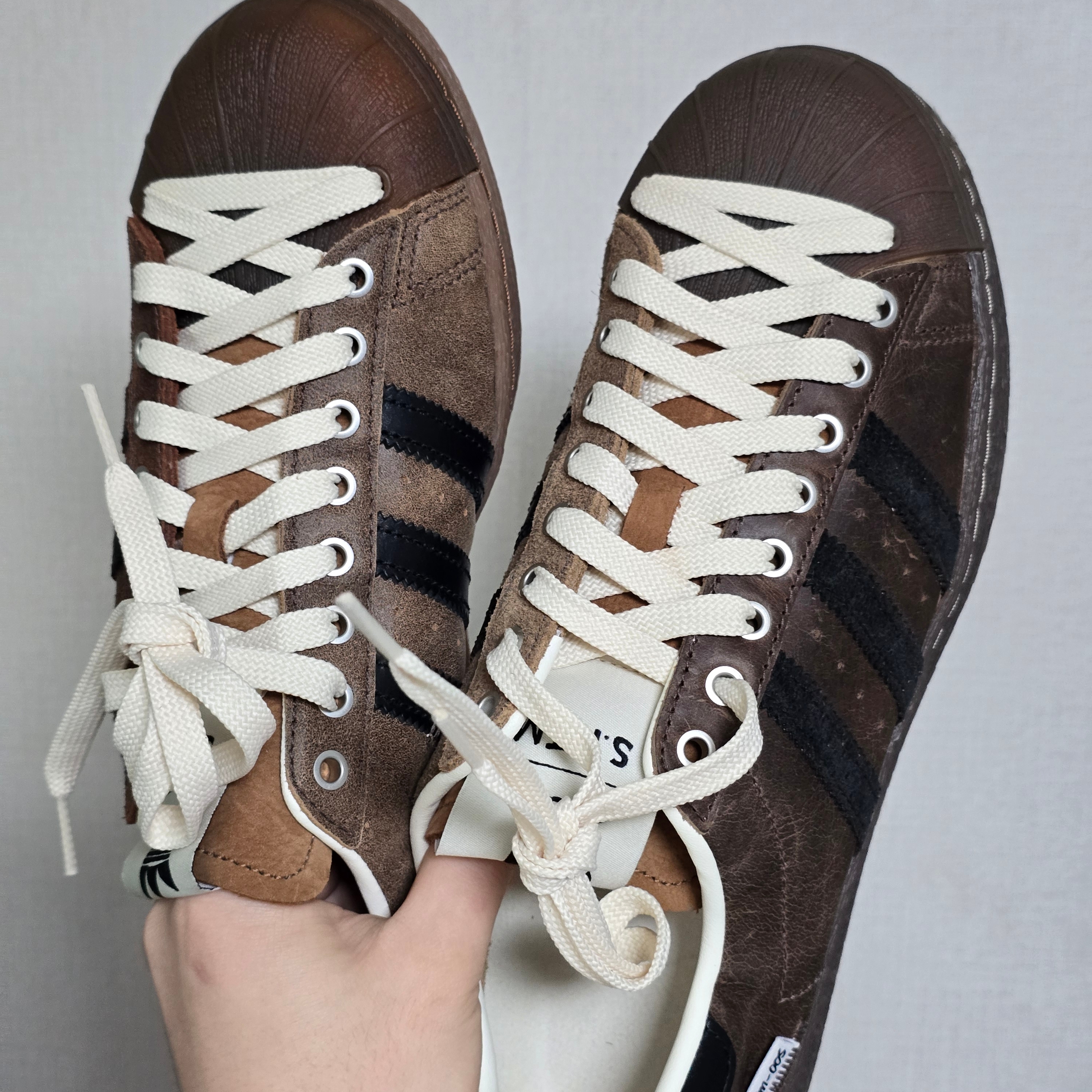 Adidas x Song for the Mute Superstar 82 Khaki Core Black 착용 스타일