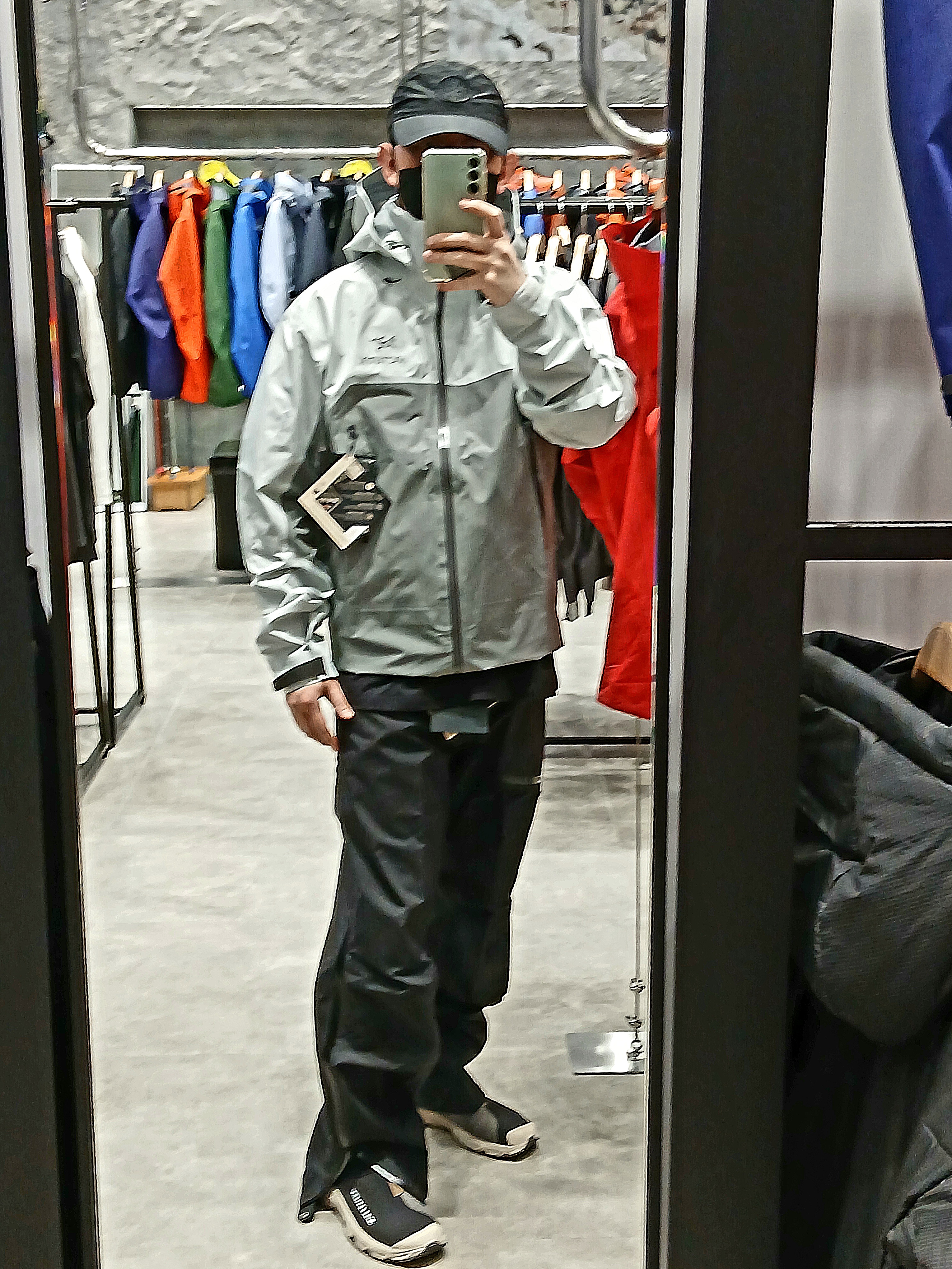 Arc'teryx Beta AR Jacket Solitude Void, Salomon RX Slide 3.0 Black Plum Kitten 착용 스타일 - 3