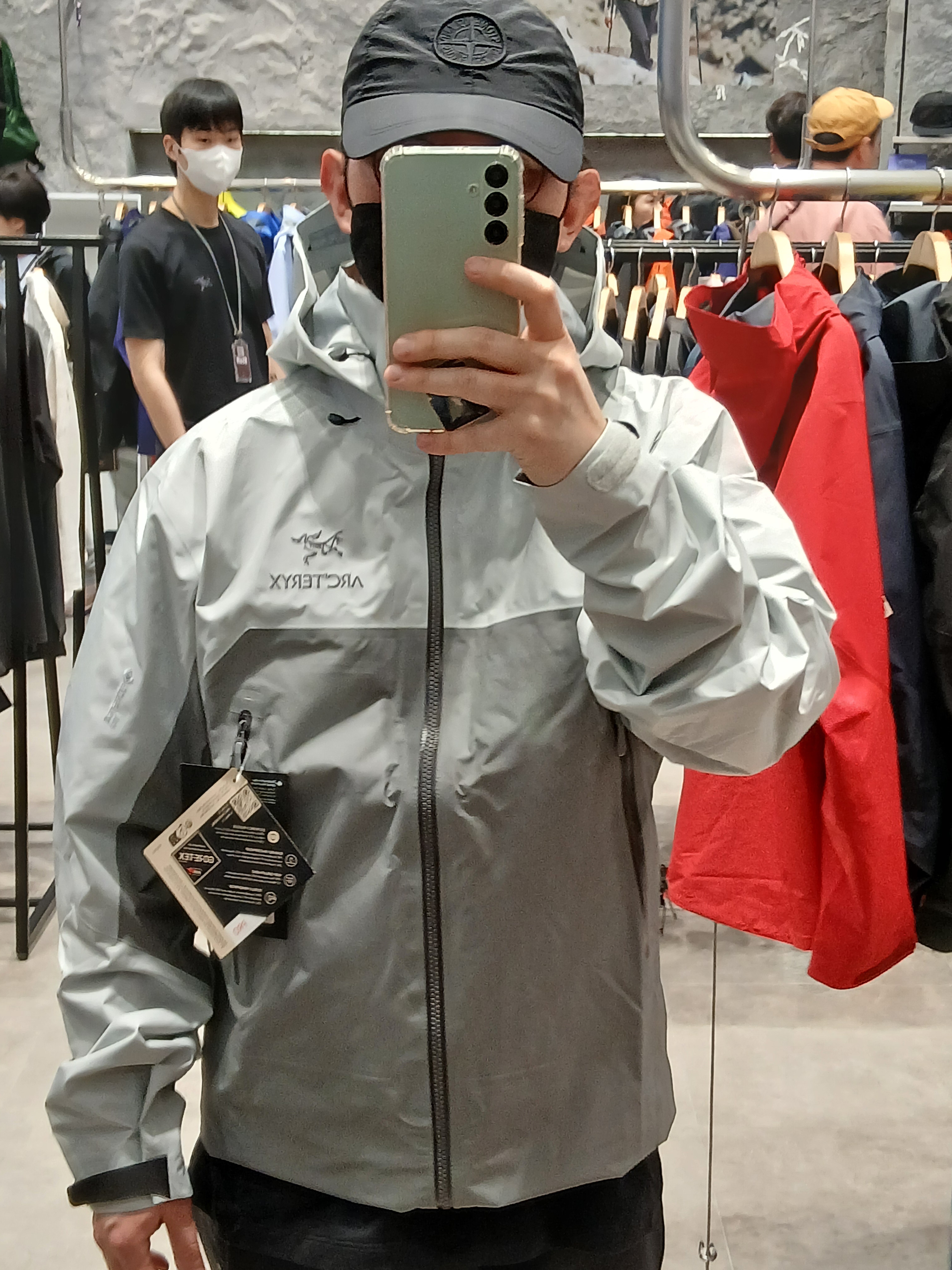 Arc'teryx Beta AR Jacket Solitude Void, Salomon RX Slide 3.0 Black Plum Kitten 착용 스타일 - 2