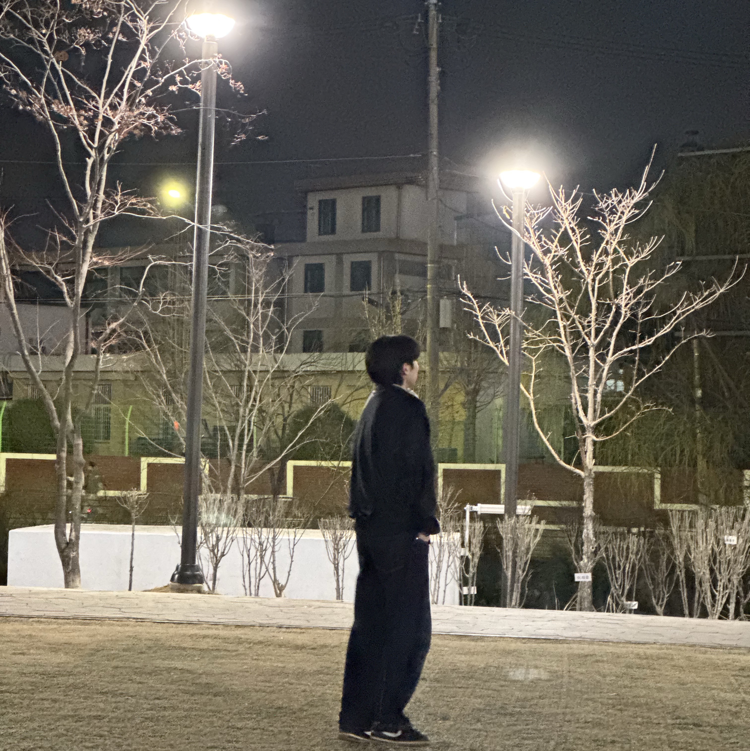 아디다스 Q3 오버사이즈 트랙탑 블랙 - KR 사이즈, 나이키 코르테즈 레더 블랙 검 미디움 브라운 착용 스타일 - 1