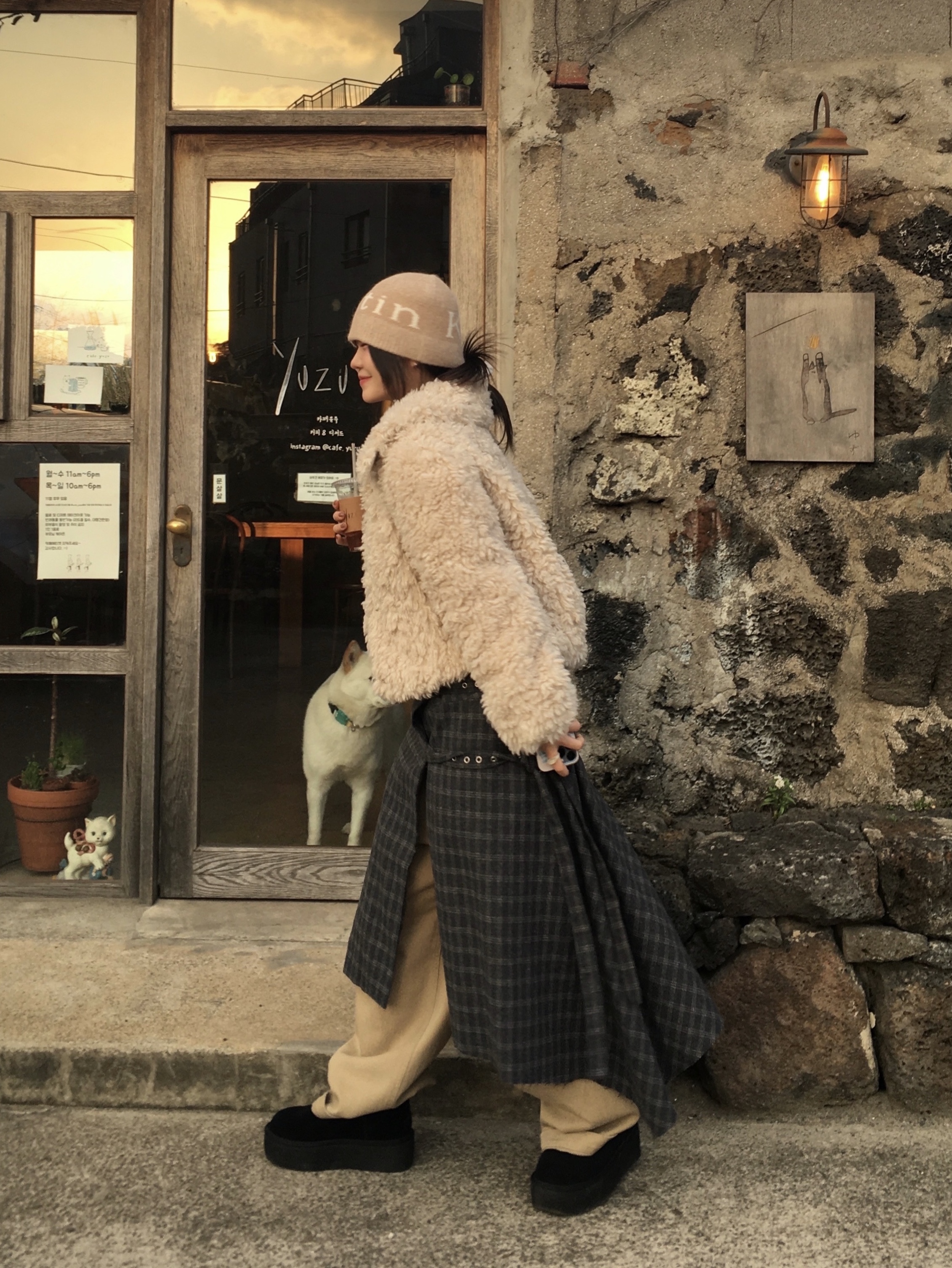 Matin Kim Nylon Boston Bag Khaki, (W) UGG Classic Ultra Mini Platform Boots Black 착용 스타일 - 2