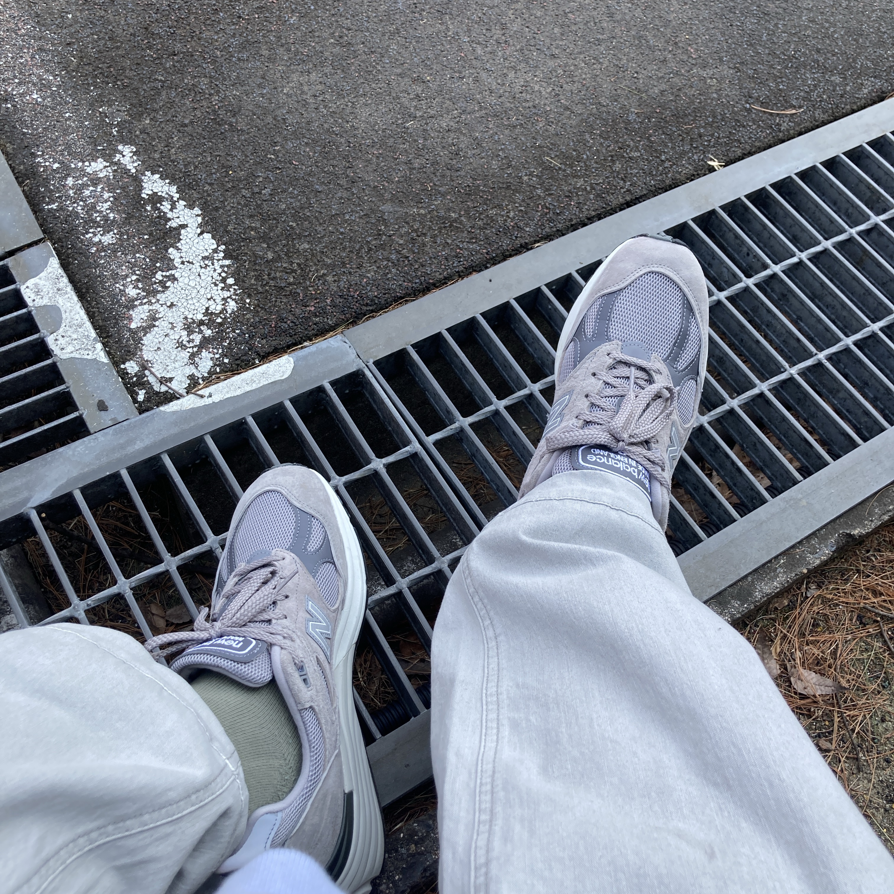 New Balance 991v2 Made in UK Rock Ridge Alloy Silver 착용 스타일