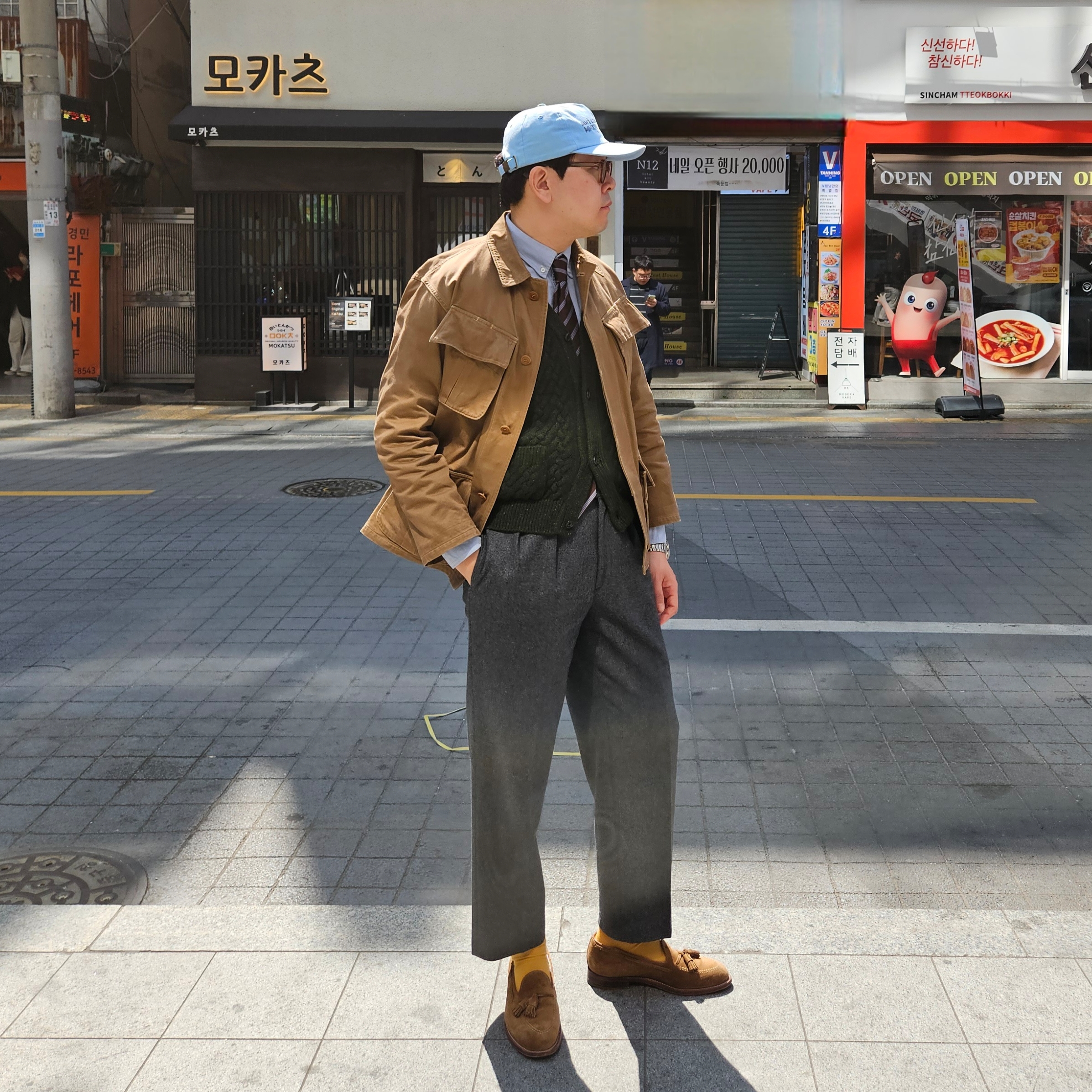 Comoli B.D.U Jacket Khaki - 24AW, Alden 6243 Suede Unlined Flex Penny Loafer Snuff - D 착용 스타일 - 1