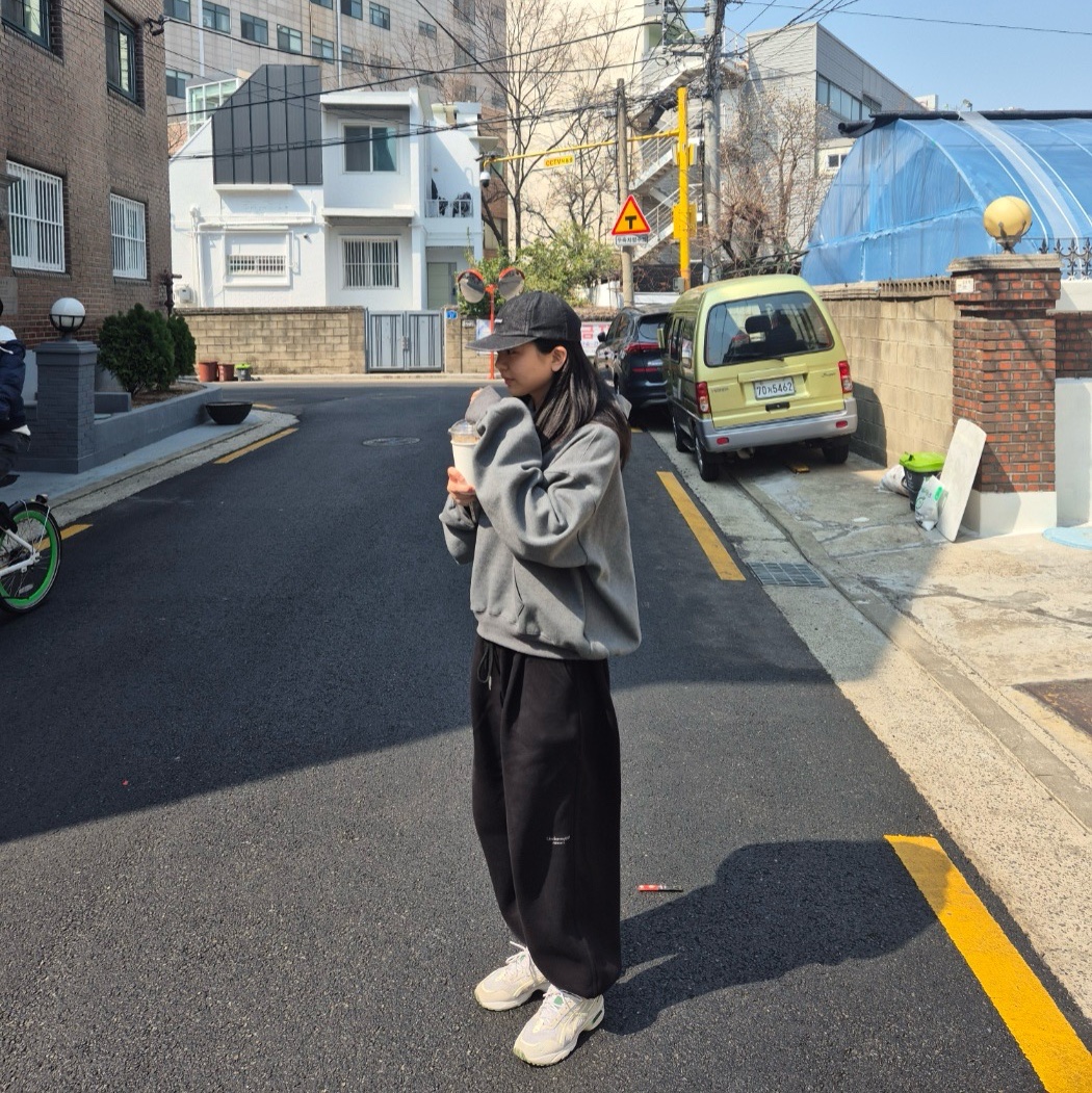 언더마이카 무.03 안티 Fxxking 로고 플레이 오버사이즈 스웨트 조거 블랙 착용 스타일 - 1