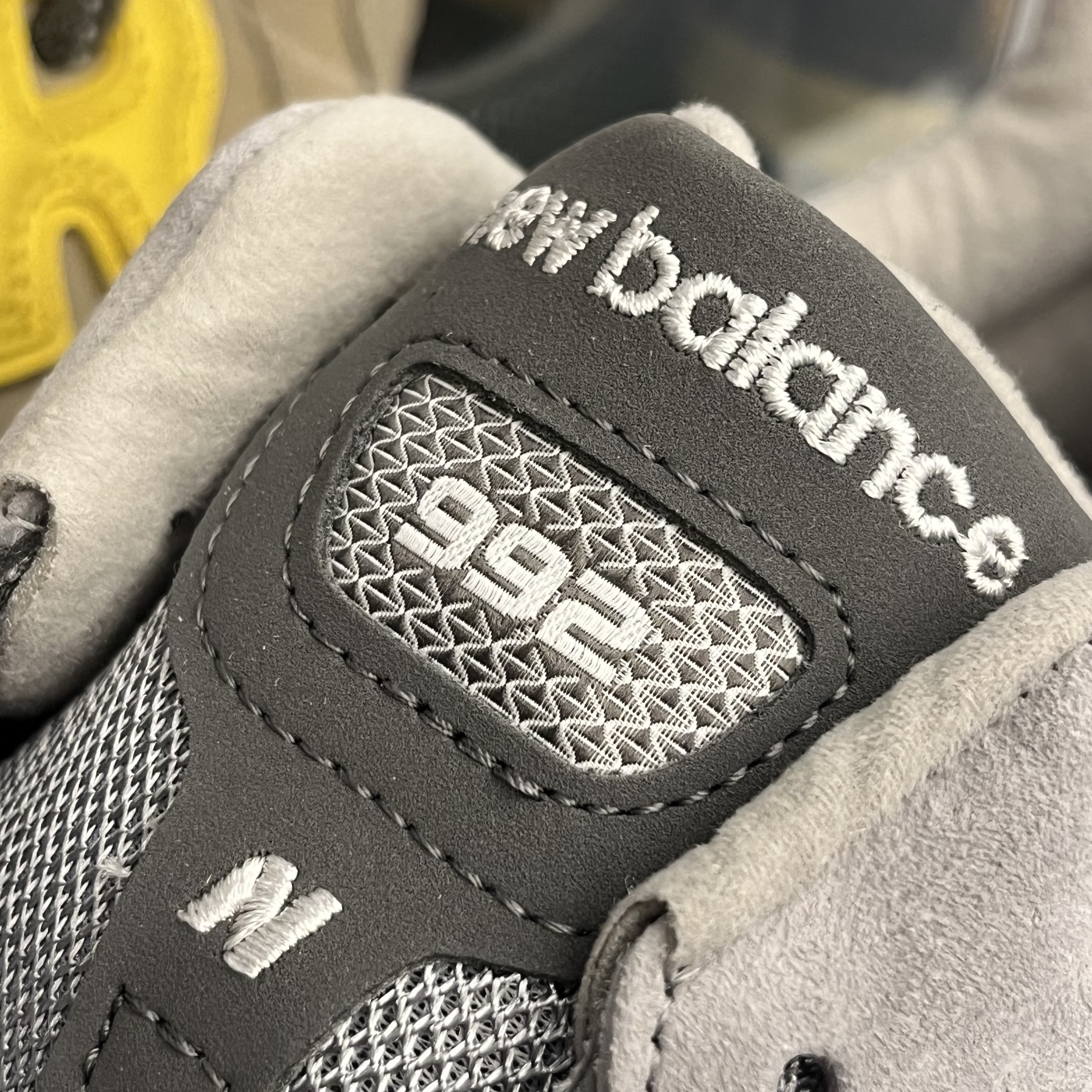 New Balance 992 Made in USA Core Grey Silver Metallic 착용 스타일 - 2