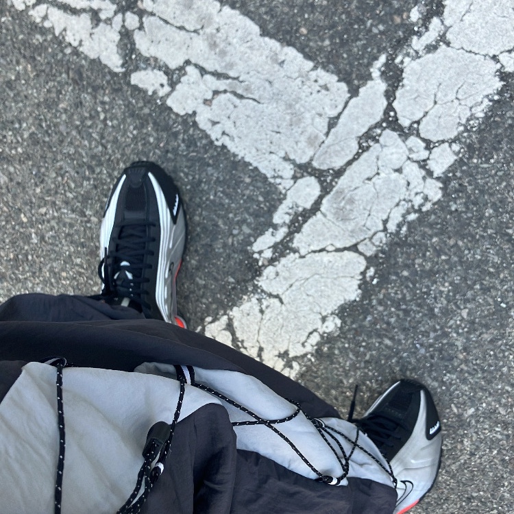 Nike Shox R4 Metallic Silver Red 착용 스타일 - 1