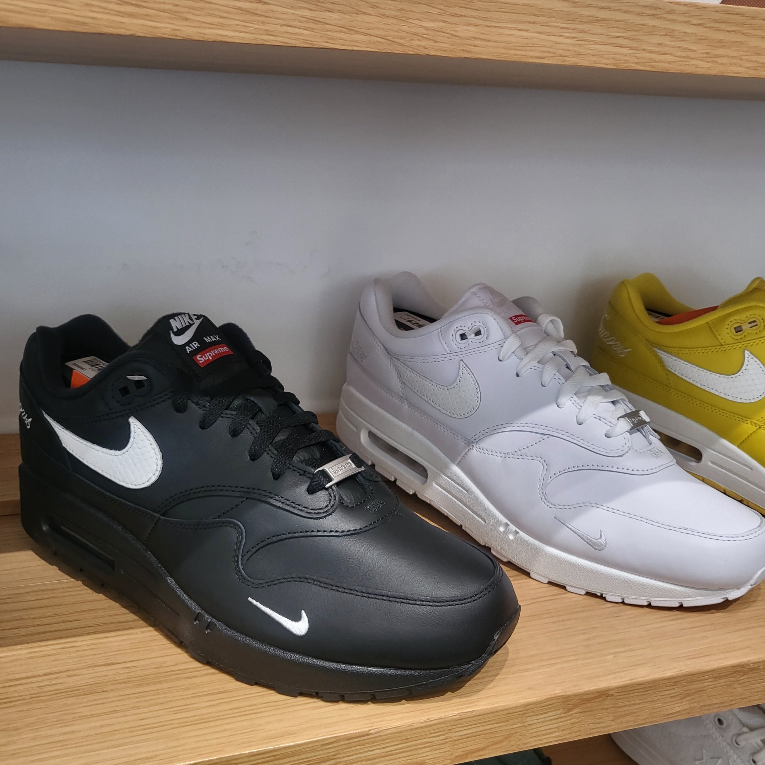 Nike x Supreme Air Max 1 '87 White - 25SS, Nike x Supreme Air Max 1 '87 Black White - 25SS 착용 스타일