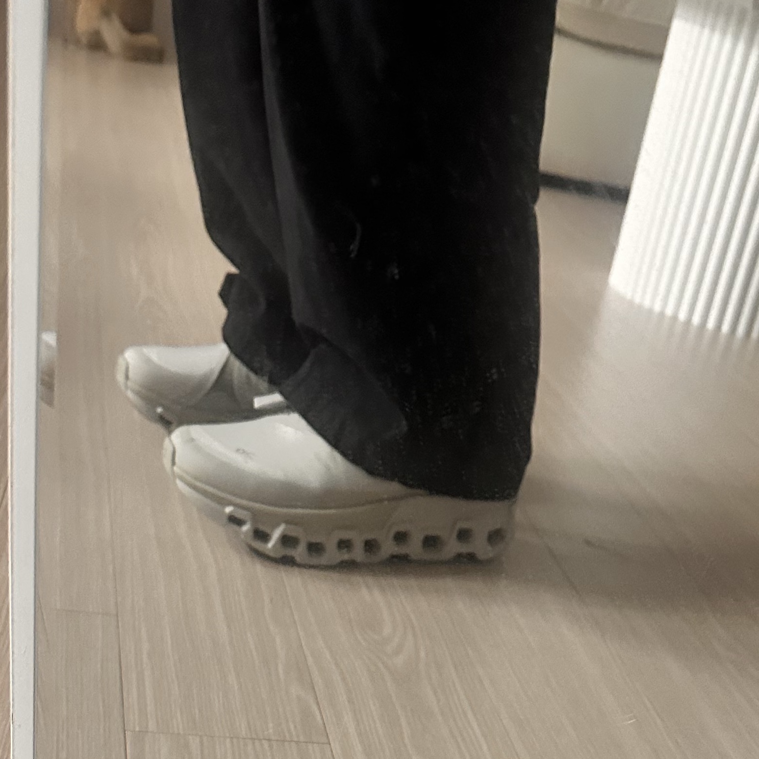 (W) On Running x Post Archive Faction (Paf) Cloudmonster 2 Moondust Chalk 착용 스타일