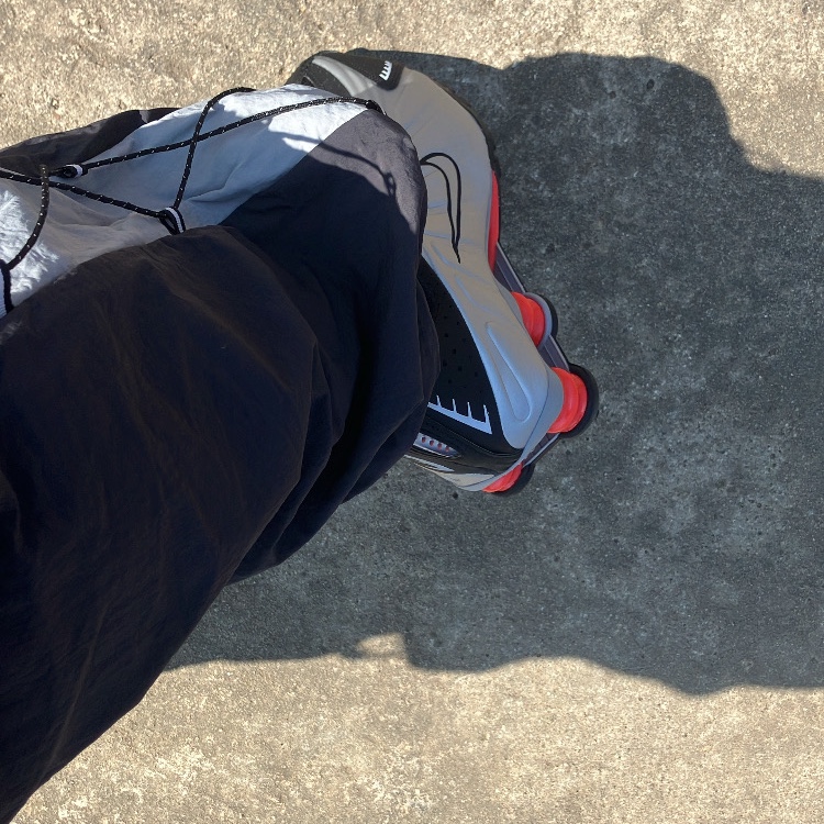 Nike Shox R4 Metallic Silver Red 착용 스타일 - 2