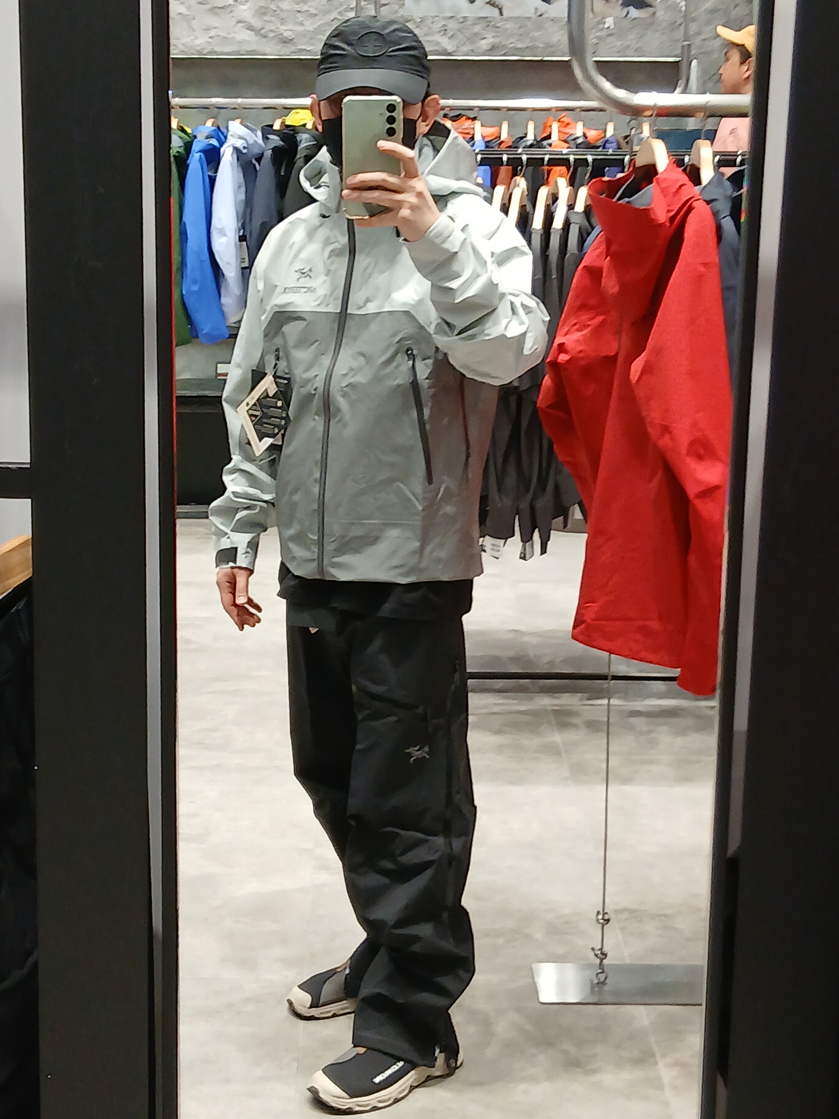 Arc'teryx Beta AR Jacket Solitude Void, Salomon RX Slide 3.0 Black Plum Kitten 착용 스타일 - 1