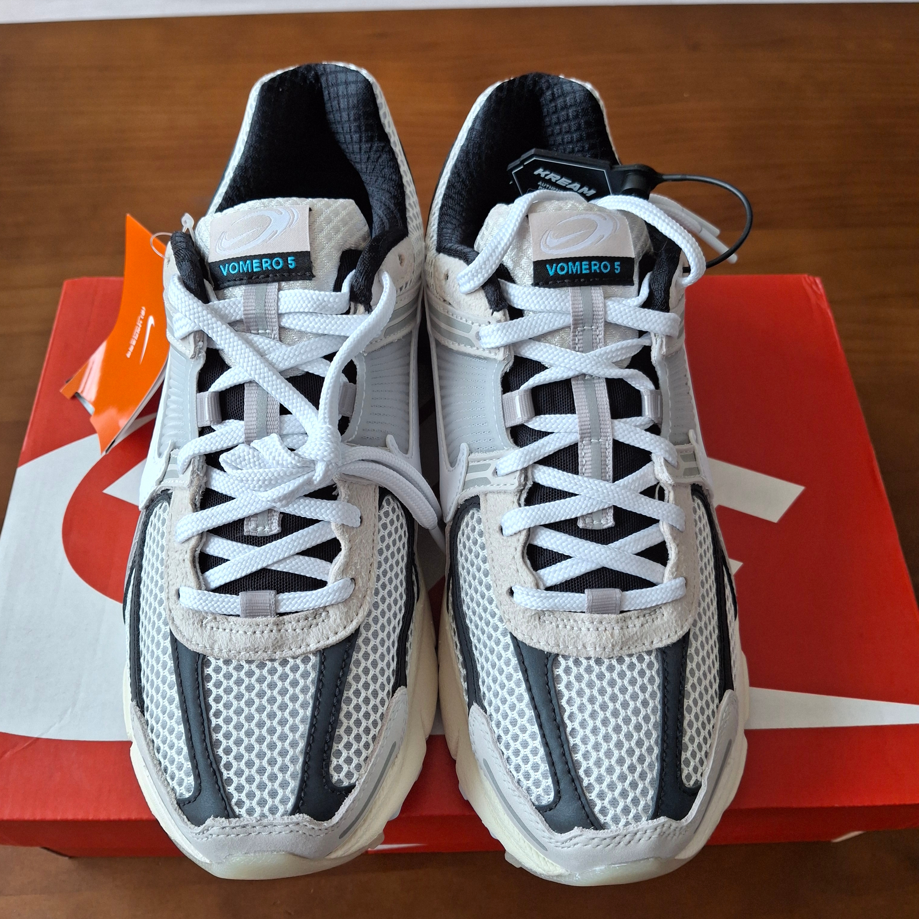 Nike Zoom Vomero 5 Light Bone and Black 착용 스타일 - 4