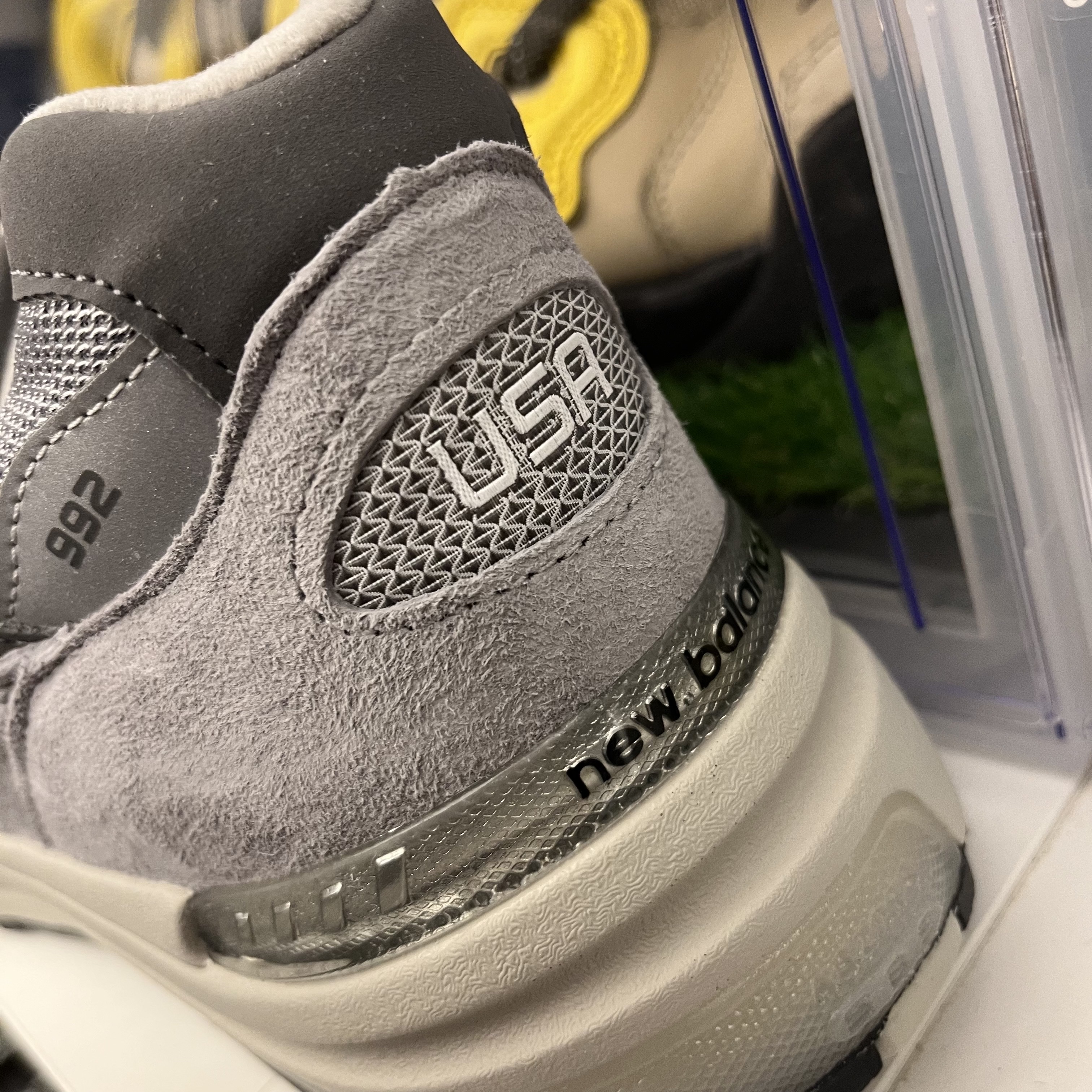 New Balance 992 Made in USA Core Grey Silver Metallic 착용 스타일 - 1