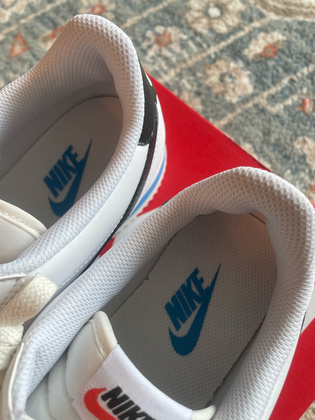 Nike Cortez White and Black 착용 스타일 - 4