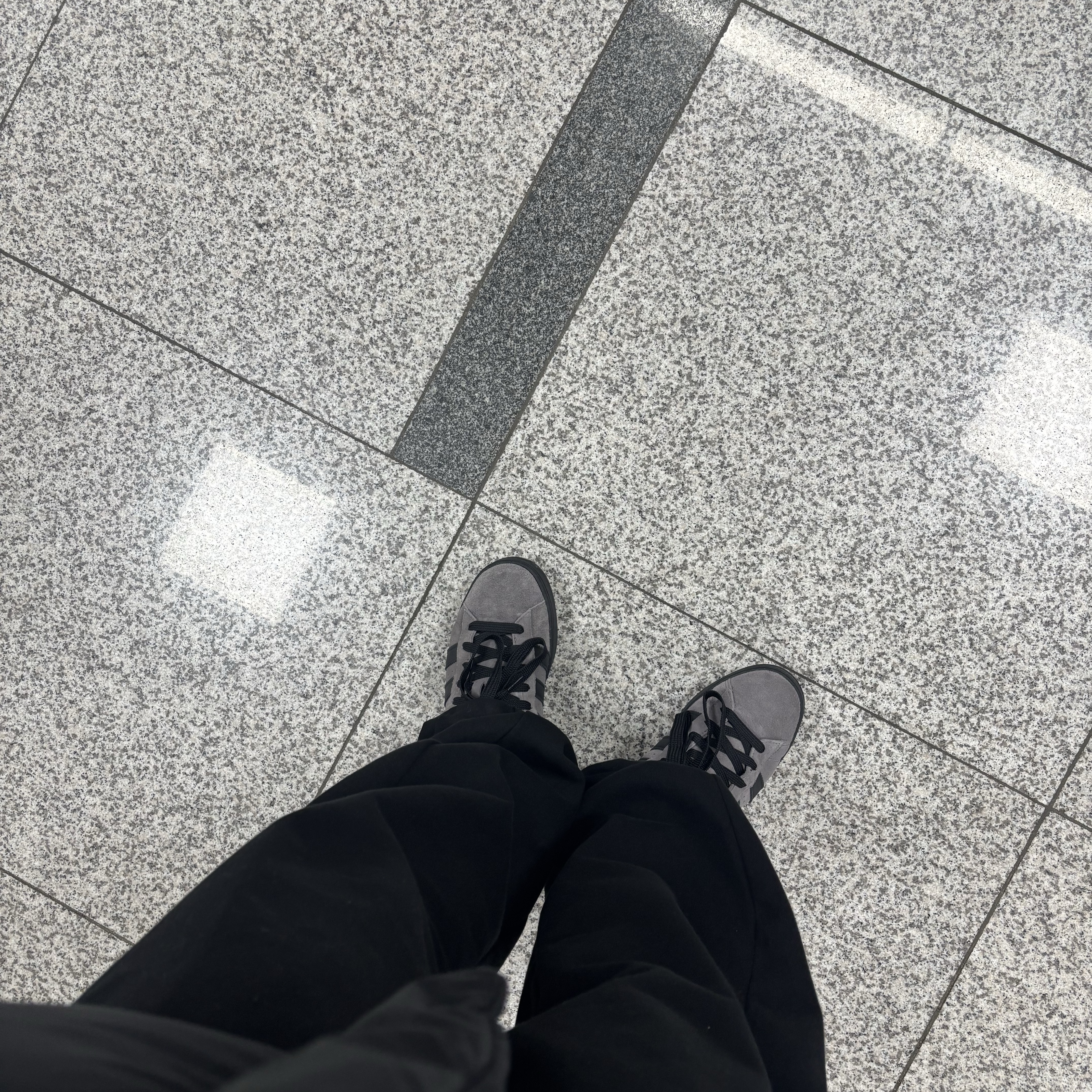 Adidas Campus 00s Charcoal Core Black 착용 스타일 - 2