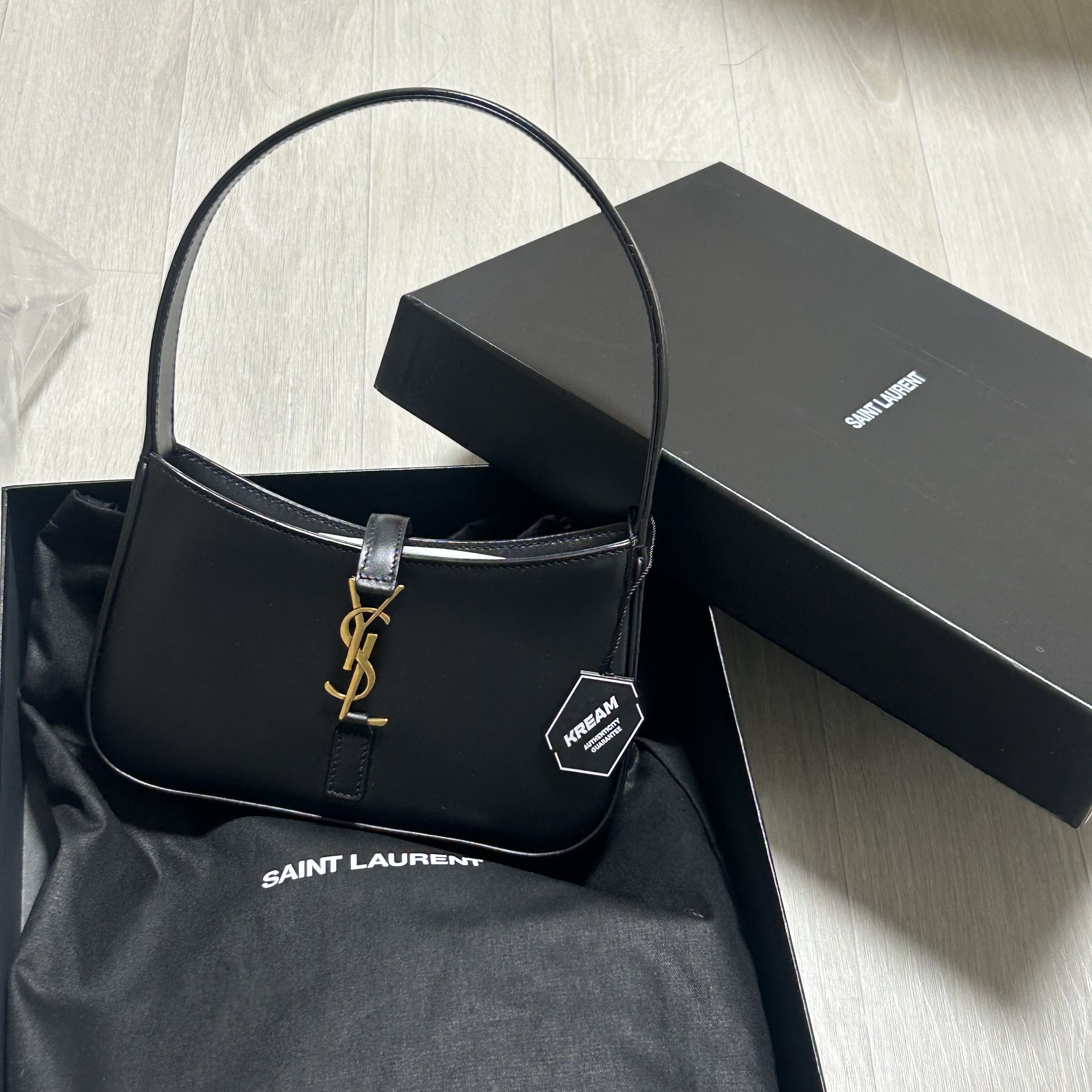 Saint Laurent Le 5 A 7 Mini Hobo in Smooth Leather Black 착용 스타일