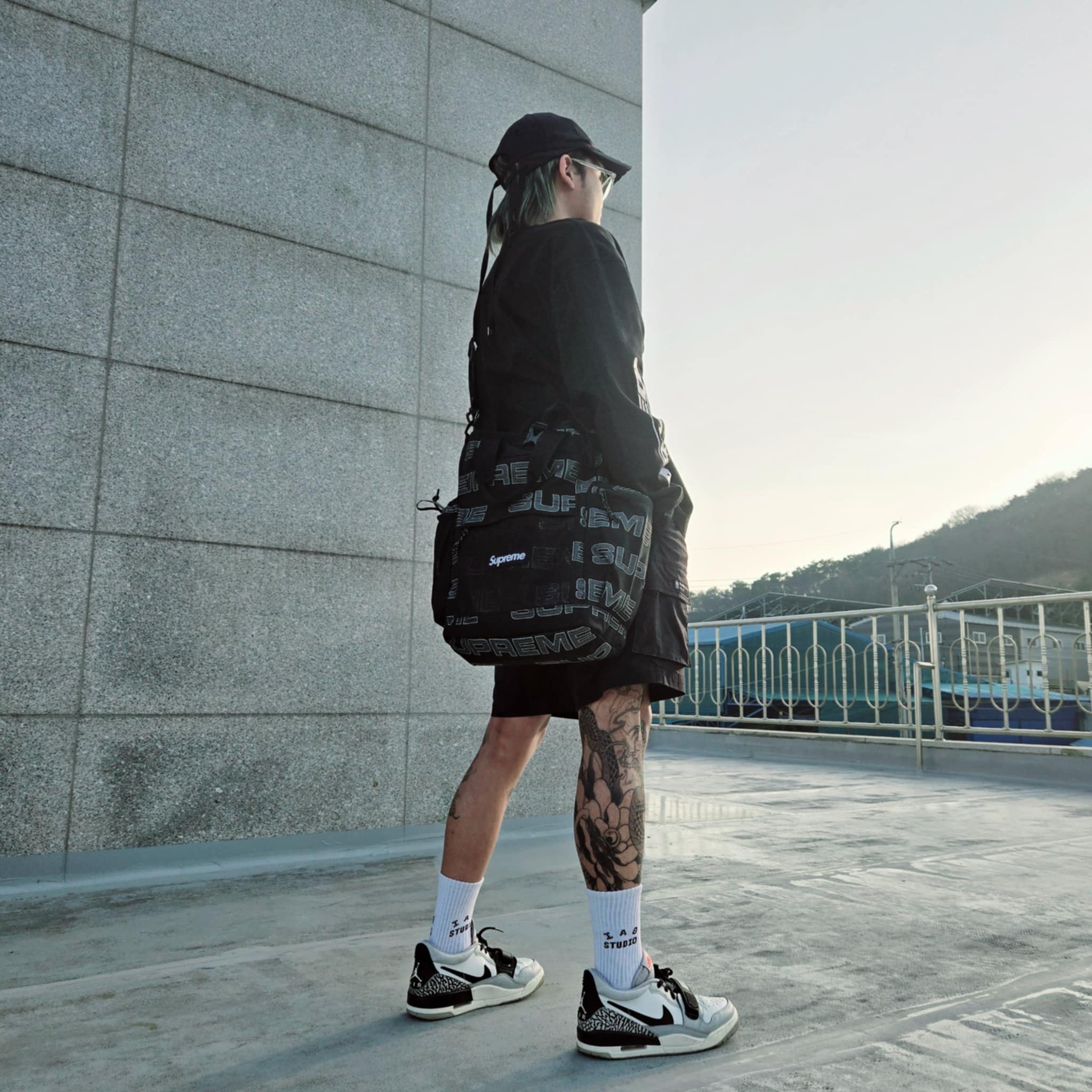 Supreme Utility Tote Black - 21FW, Jordan Legacy 312 Low Tech Grey 착용 스타일