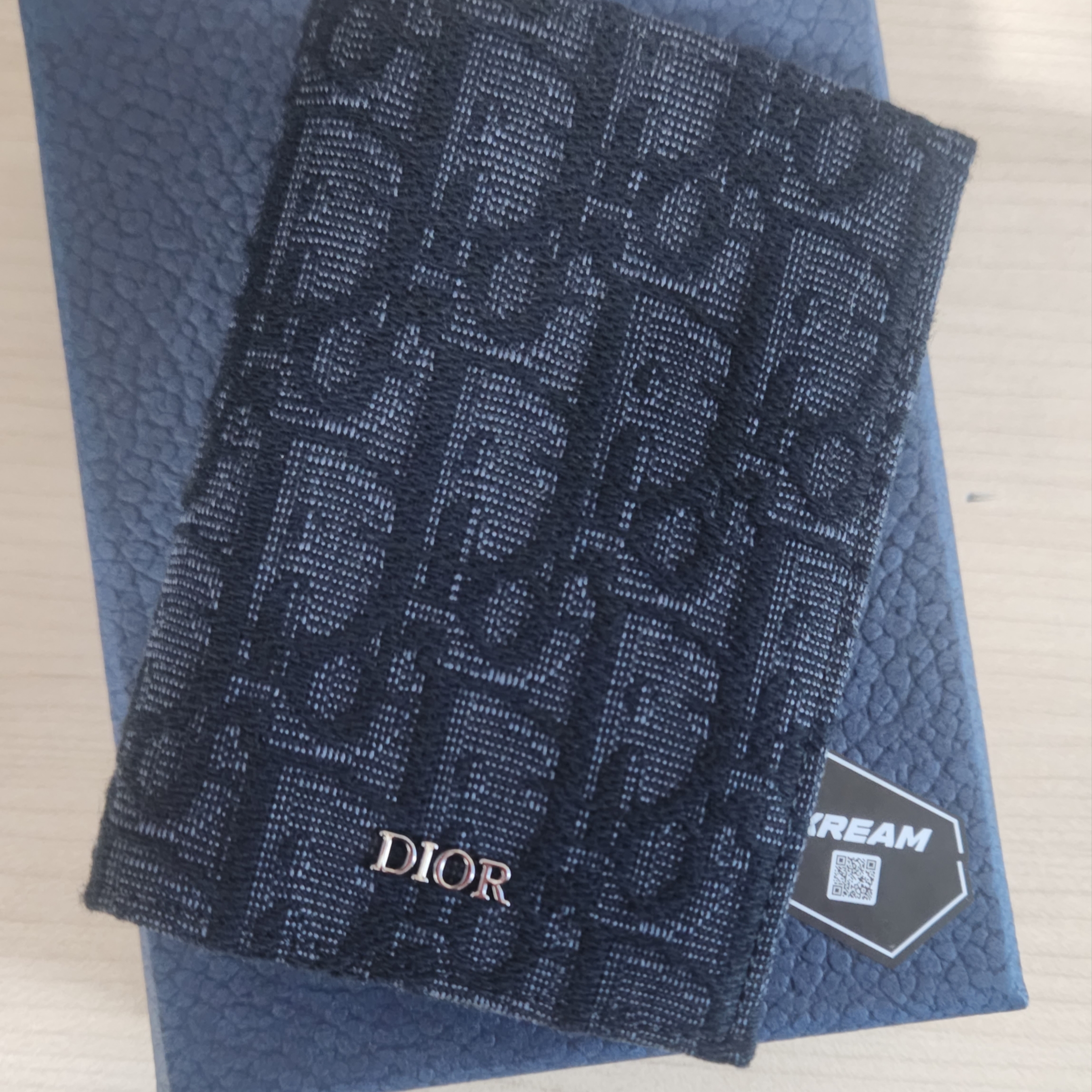 Dior Bi-Fold Card Holder Black Dior Oblique Jacquard 착용 스타일
