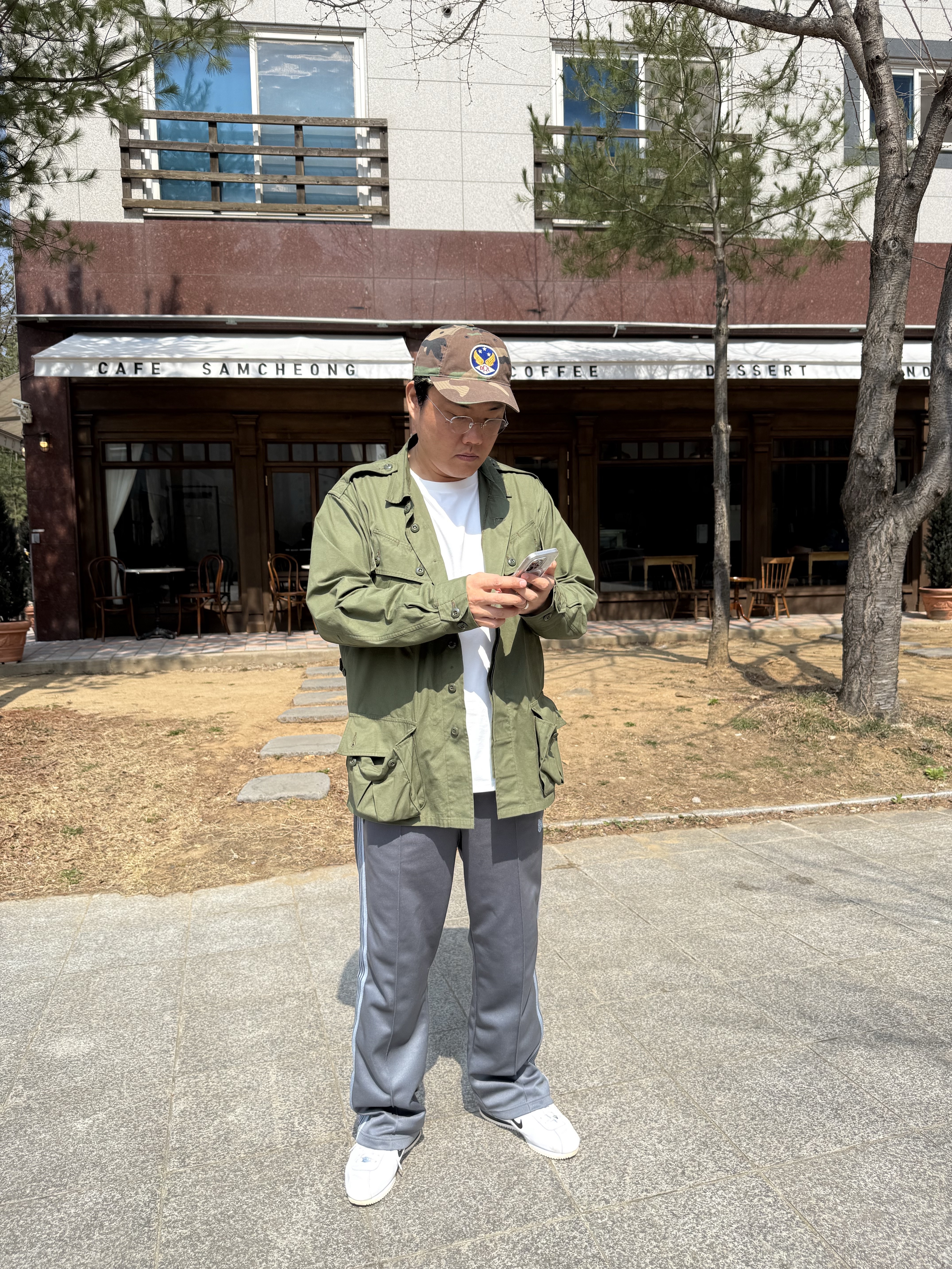 The Real McCoy's Combat Tropical Coat Olive, Needles x LHP Track Pants Poly Smooth Charcoal 착용 스타일 - 1