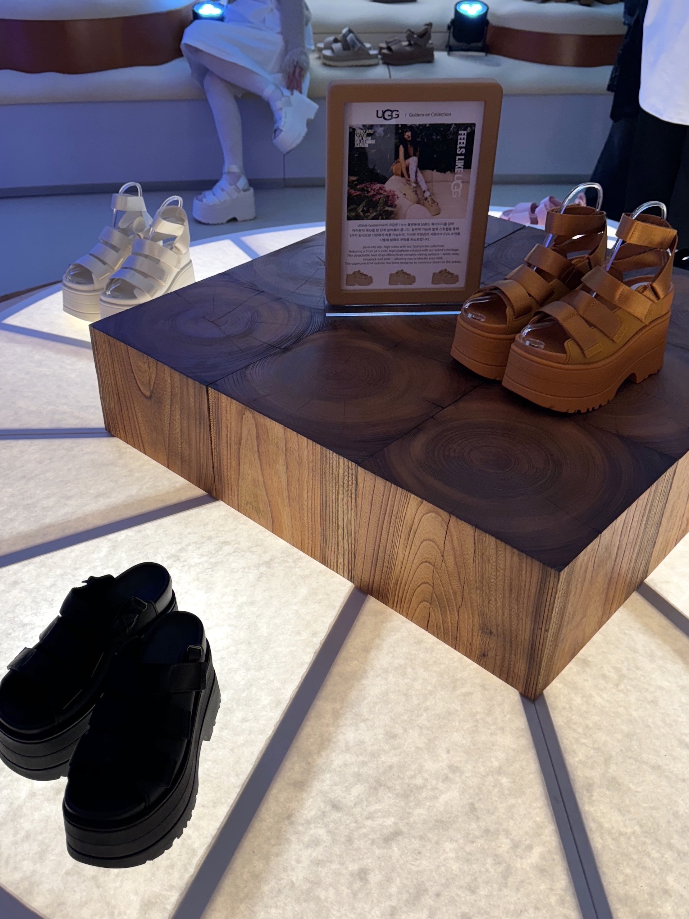 (W) UGG GoldenRise Sandal Black, (W) UGG GoldenRise Sandal Mustard Seed 착용 스타일 - 6