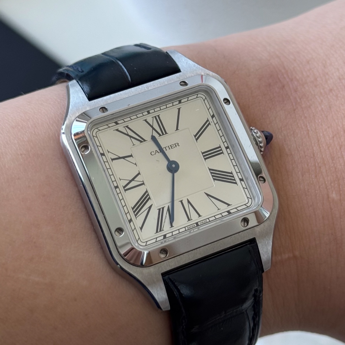 Cartier Santos Dumont Watch Large Quartz Steel Alligator Leather Navy Blue 착용 스타일