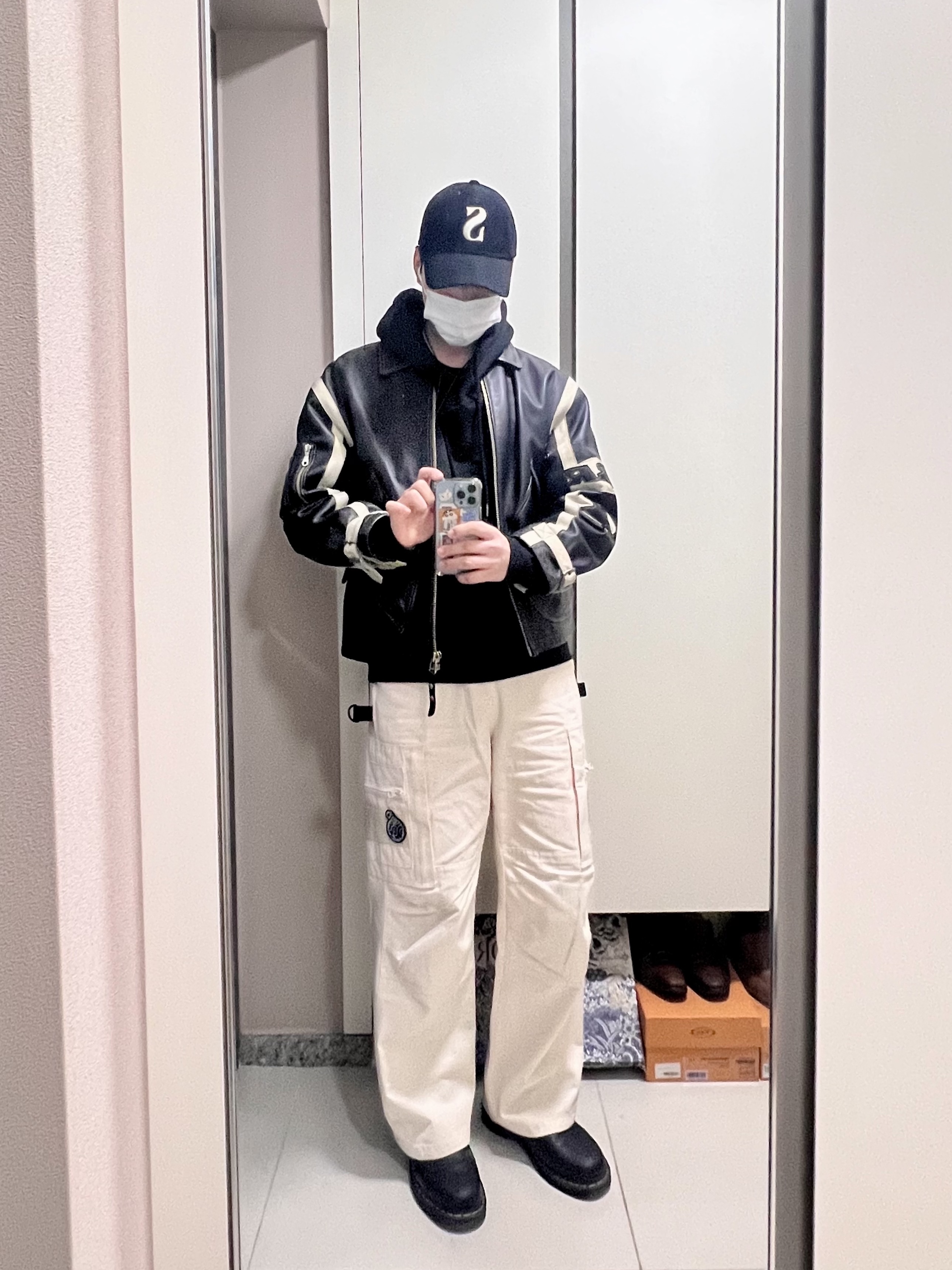 Dr. Martens 2976 Yellow Stitch Smooth Leather Chelsea Boots Black 착용 스타일