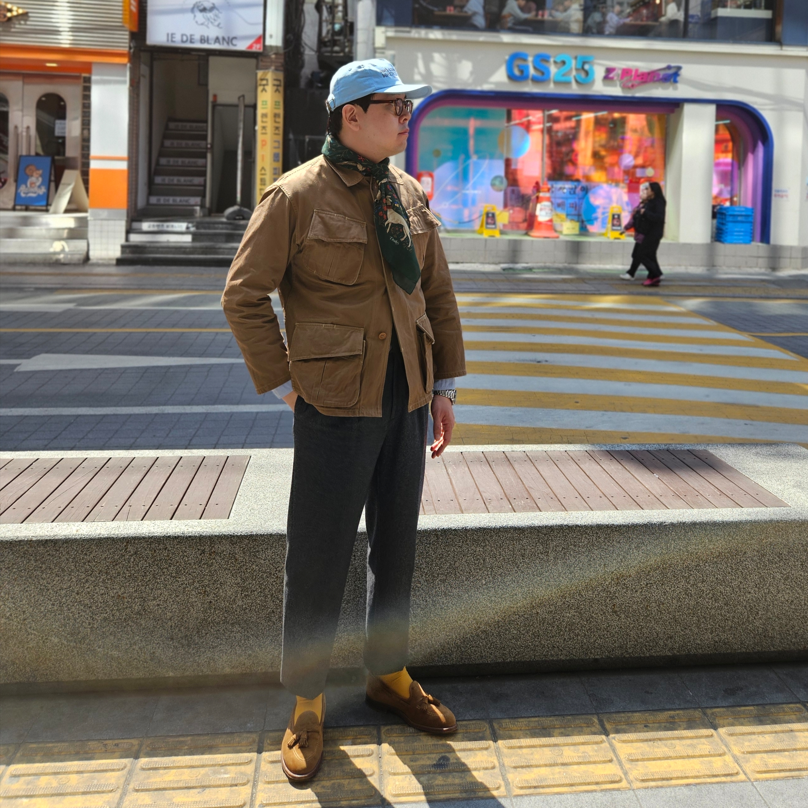 Comoli B.D.U Jacket Khaki - 24AW, Alden 6243 Suede Unlined Flex Penny Loafer Snuff - D 착용 스타일 - 3