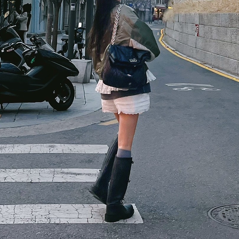 (W) Miu Miu Leather Boots Black 착용 스타일 - 4