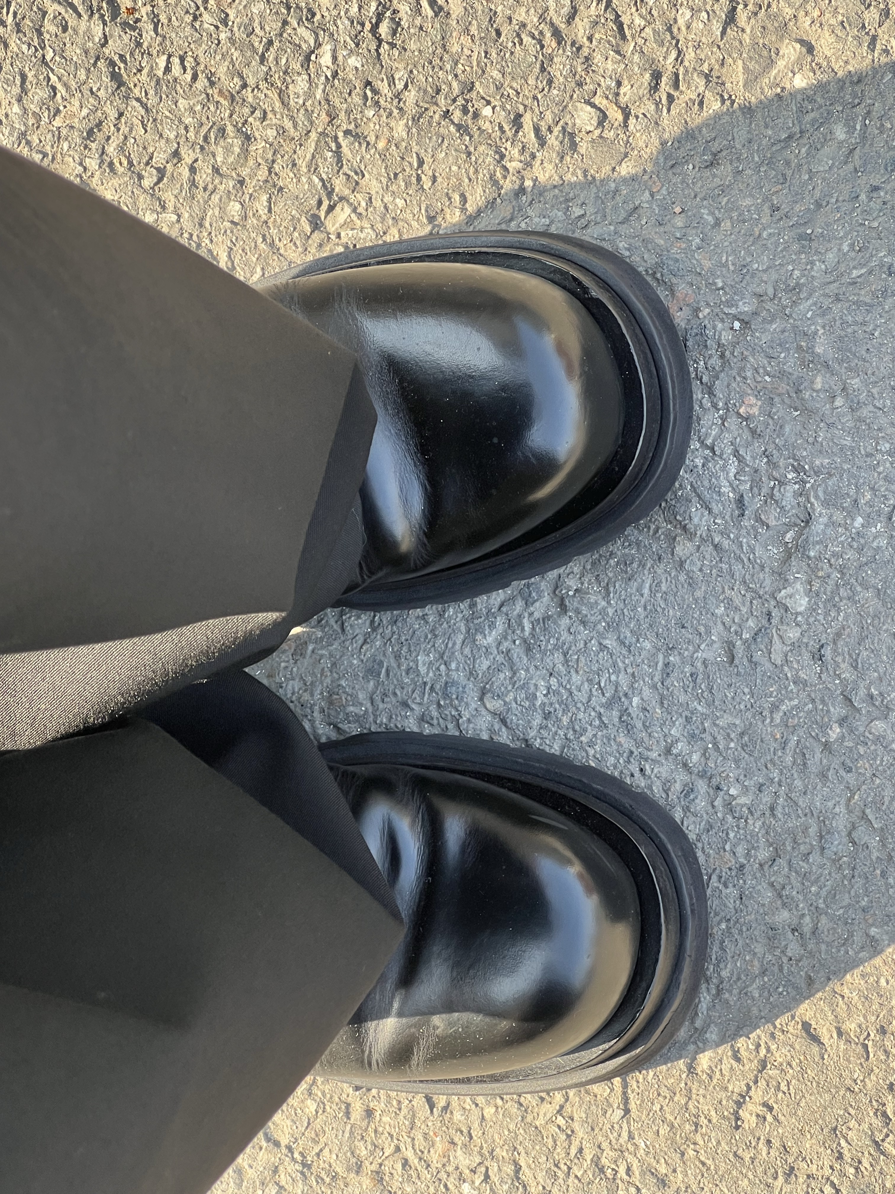 Bottega Veneta Lug Chelsea Ankle Boot Black 착용 스타일