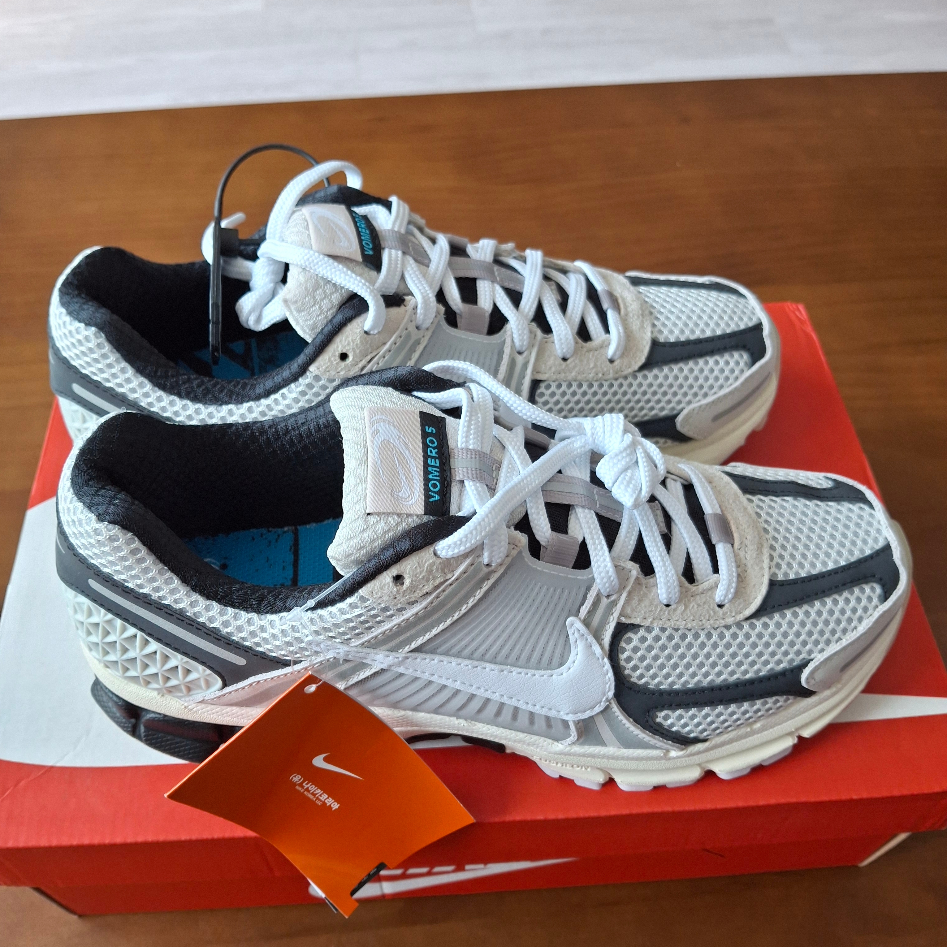 Nike Zoom Vomero 5 Light Bone and Black 착용 스타일 - 5