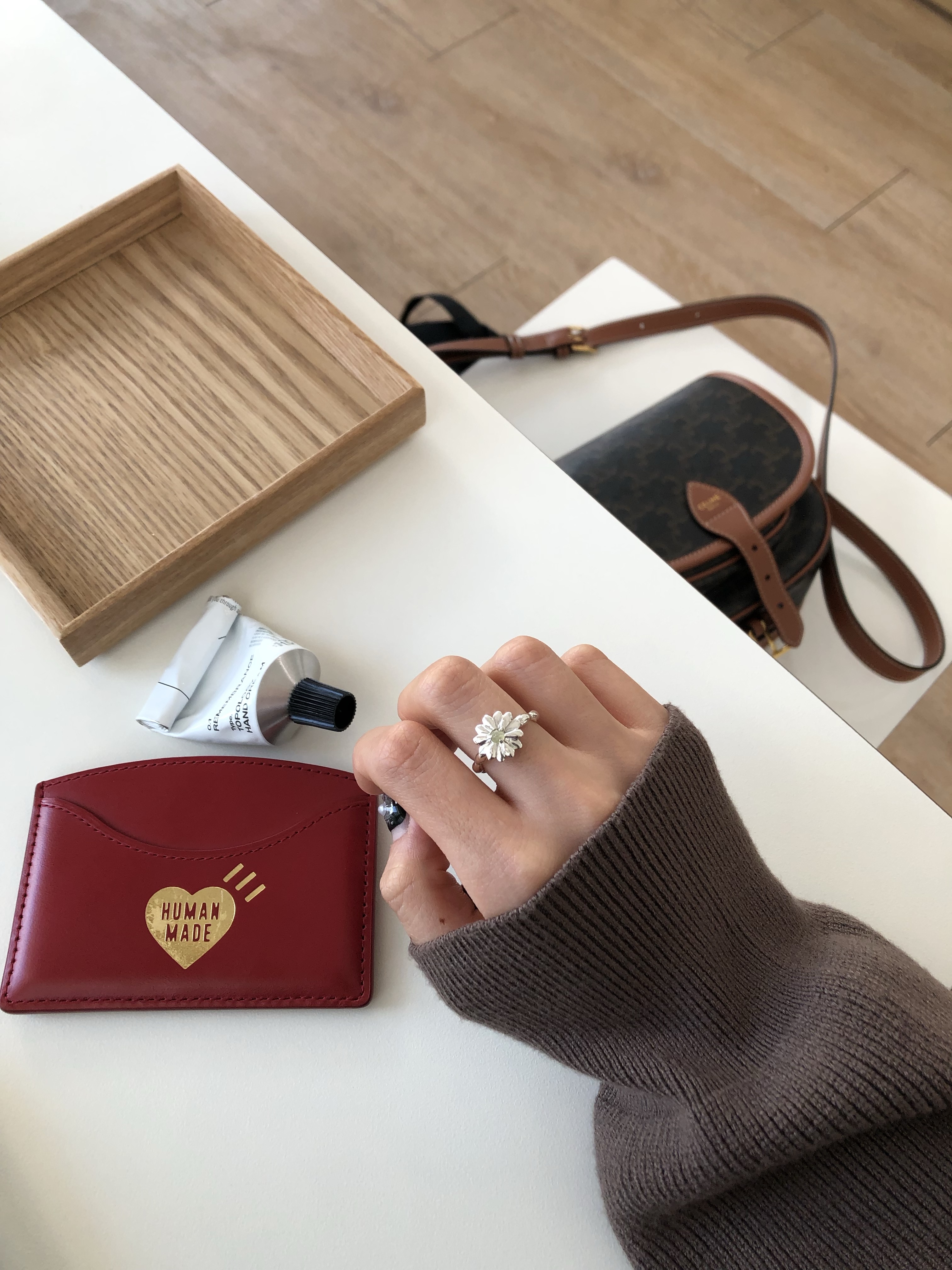 Human Made Leather Card Case Red, Celine Medium Folco Bag in Triomphe Canvas and Calfskin Tan 착용 스타일