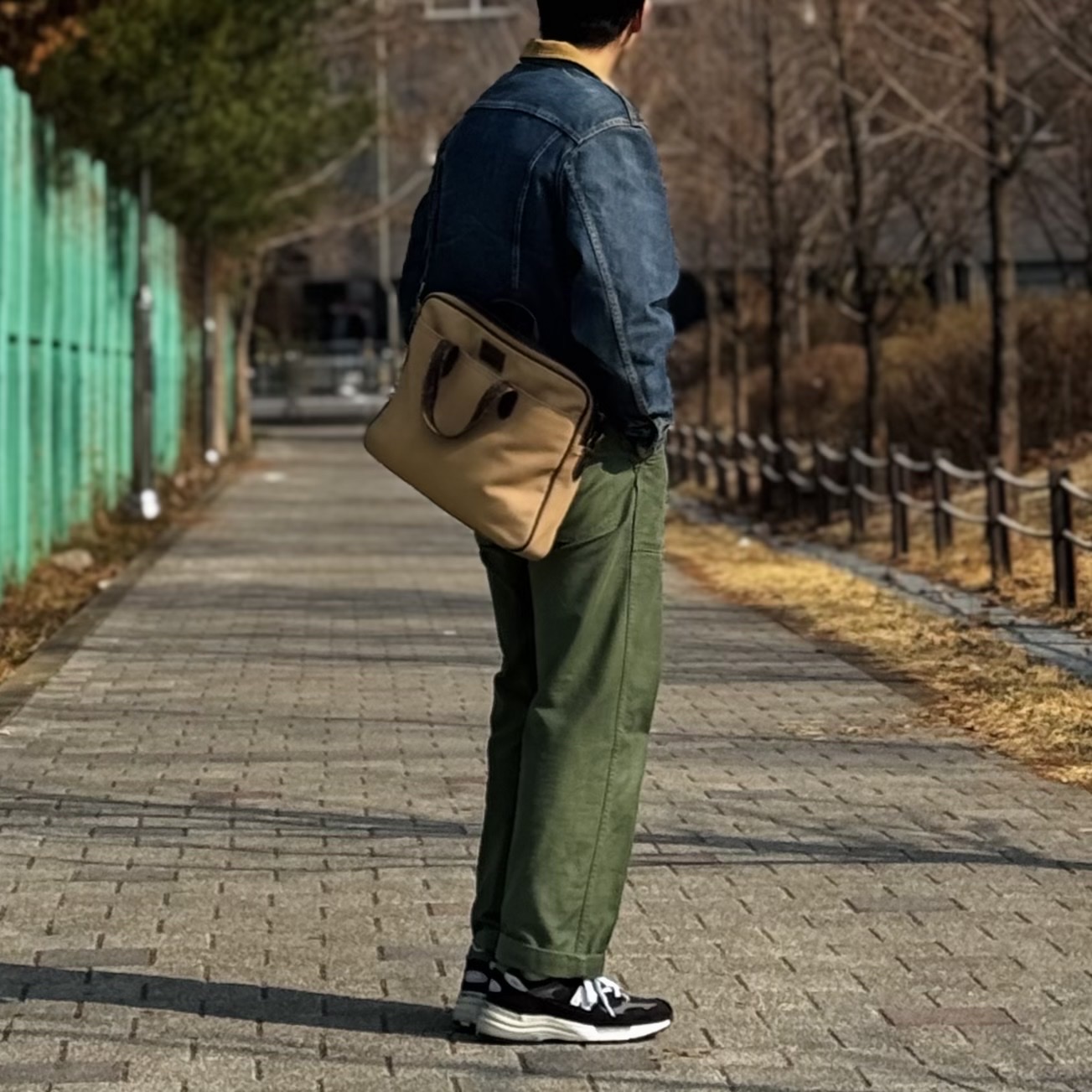 뉴발란스 992 메이드 인 USA 코어 블랙 그레이 착용 스타일 - 4