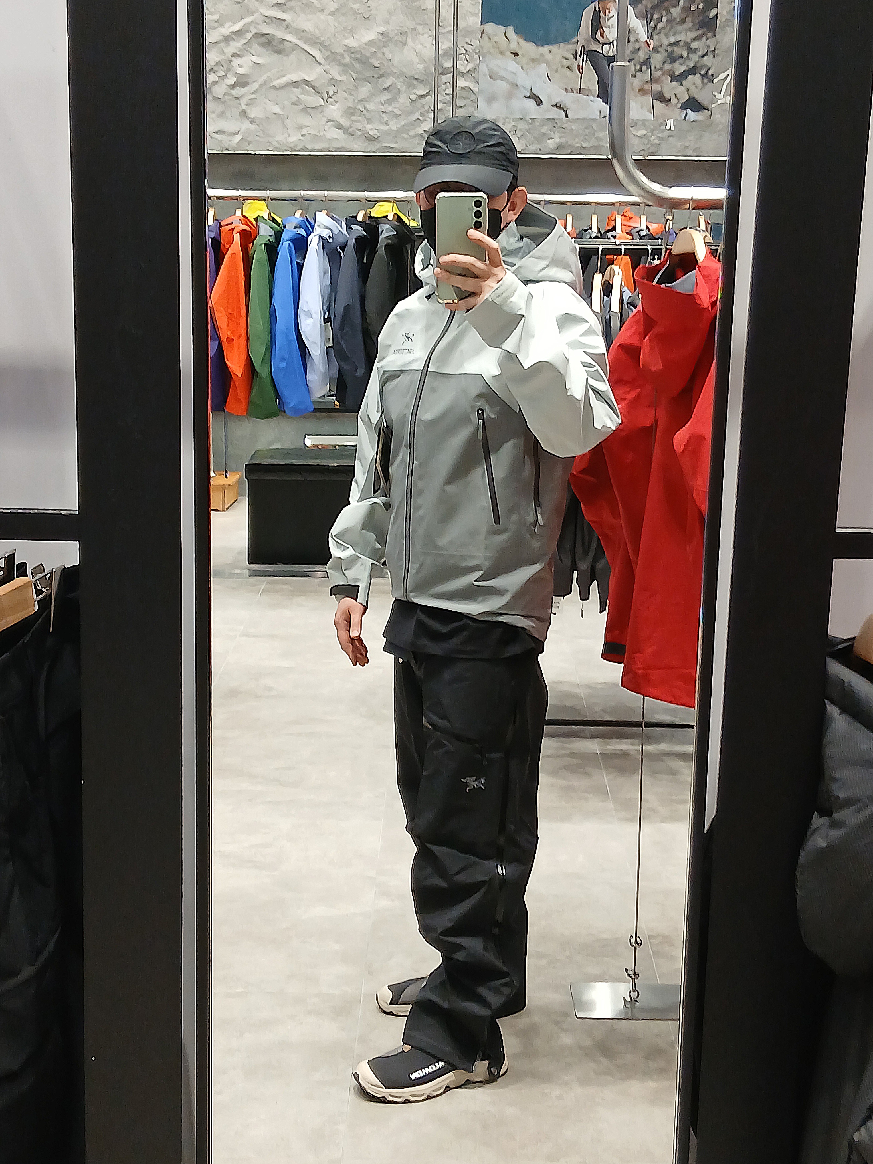 Arc'teryx Beta AR Jacket Solitude Void, Salomon RX Slide 3.0 Black Plum Kitten 착용 스타일 - 6