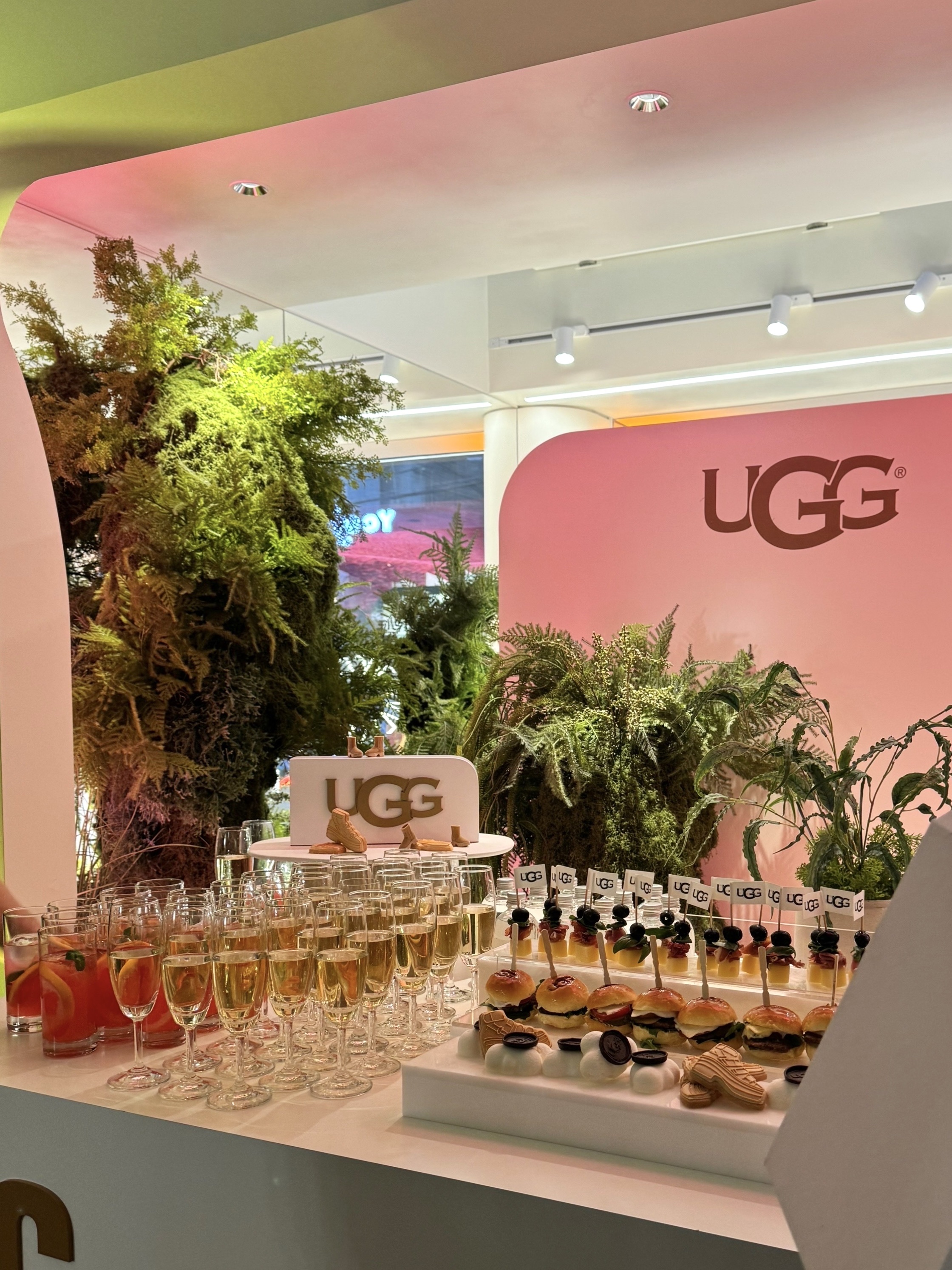 (W) UGG GoldenRise Sandal Black, (W) UGG GoldenRise Sandal Mustard Seed 착용 스타일 - 9