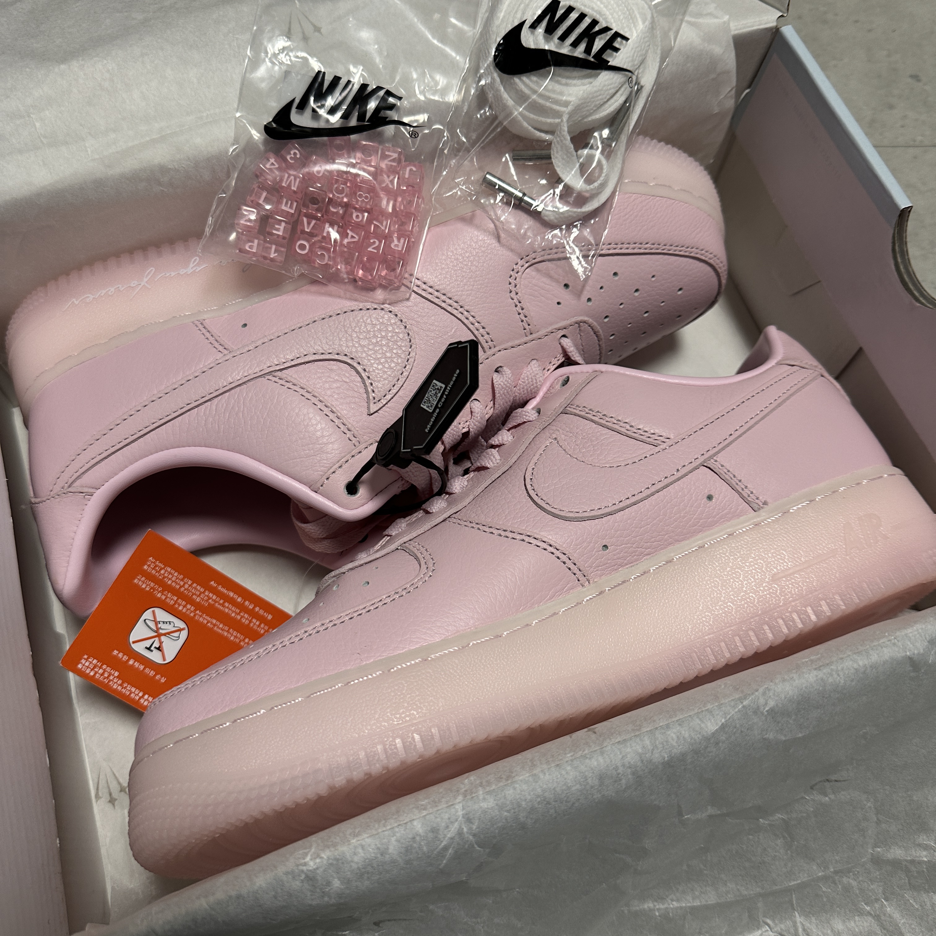 Nike x Drake Nocta Air Force 1 Low SP Certified Lover Boy Pink Foam 착용 스타일 - 2